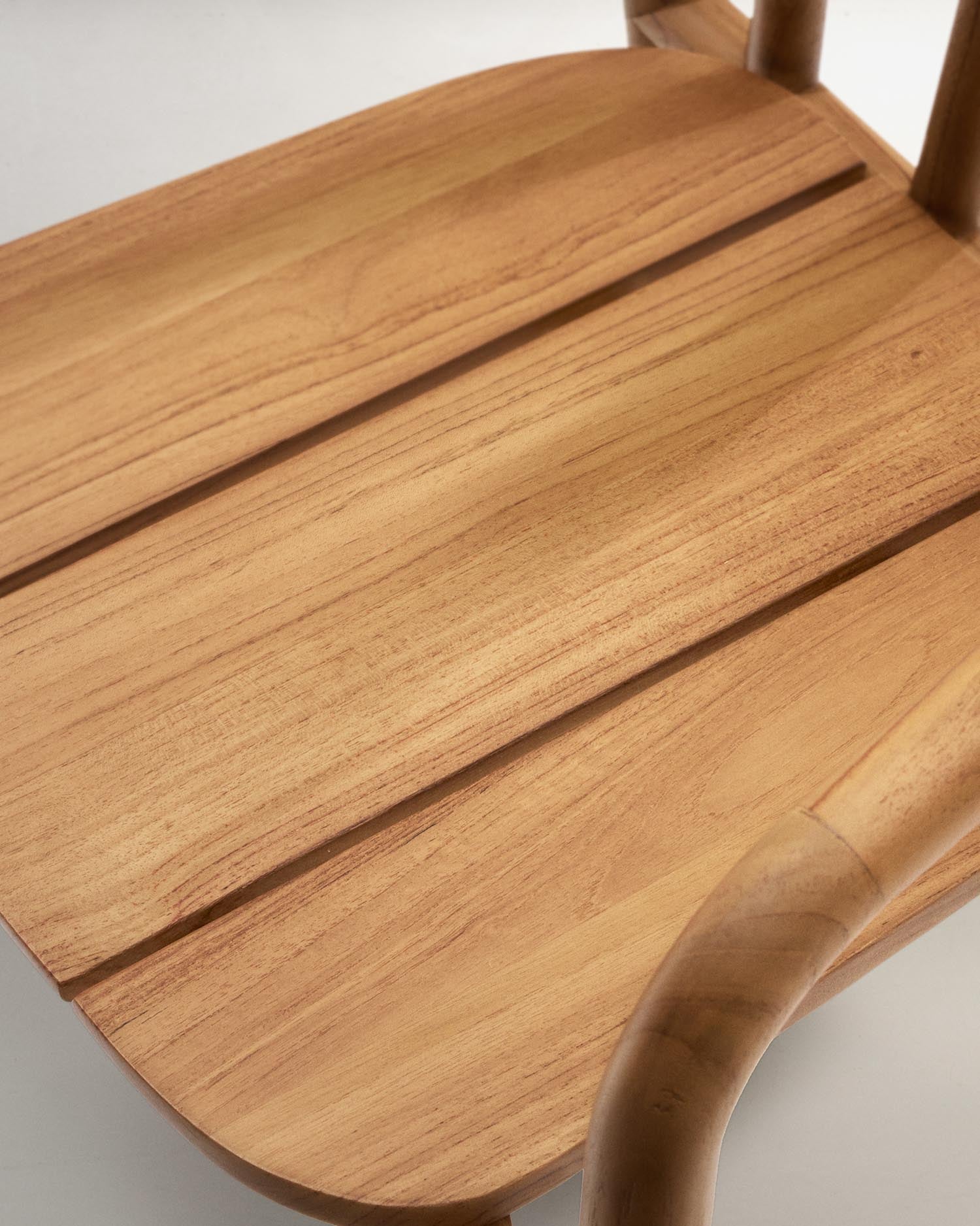 Eleganter und nachhaltiger Outdoor-Stuhl aus 100% FSC-zertifiziertem Teakholz, stapelbar für platzsparende Lagerung – perfekt für jeden Garten.