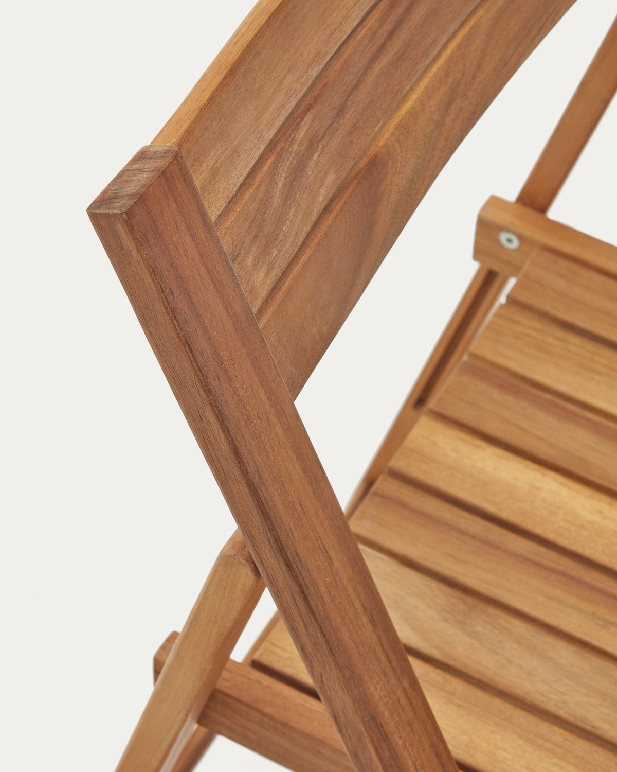 Sadirar Outdoor Klappstuhl aus massivem Akazienholz FSC 100% in Natur präsentiert im Onlineshop von KAQTU Design AG. Gartenstuhl mit Armlehnen ist von Kave Home