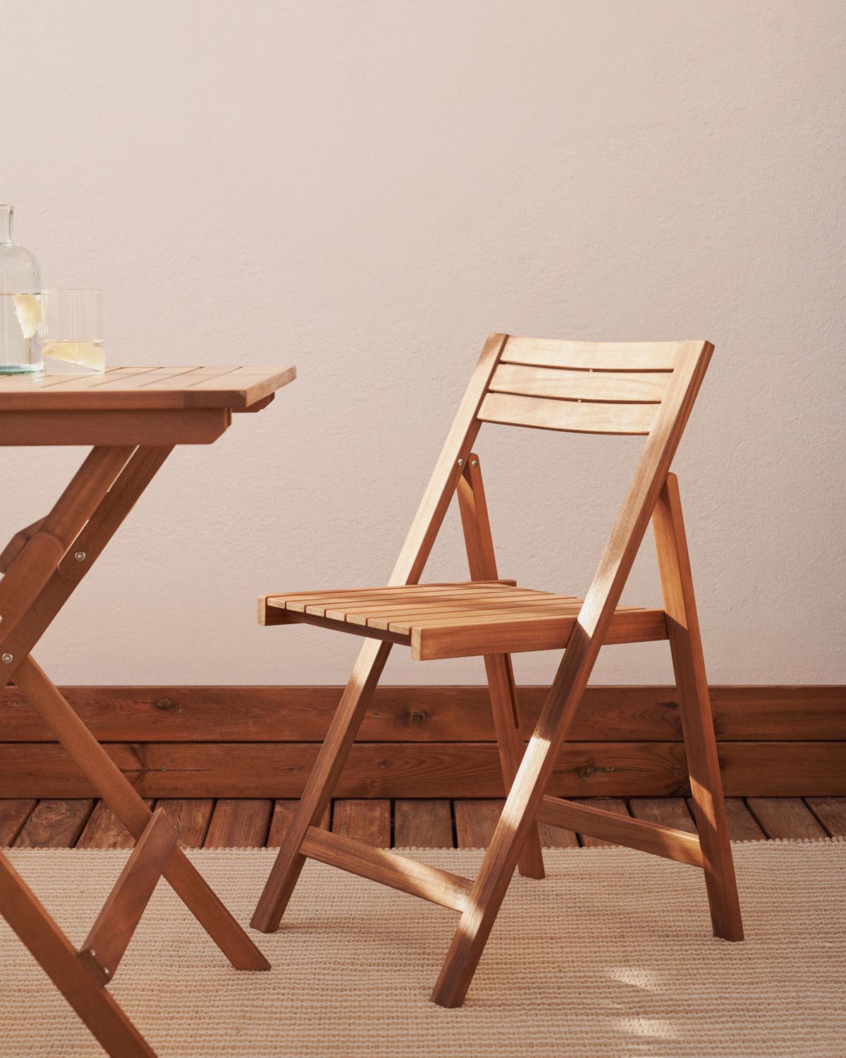 Eleganter Klappstuhl aus FSC-zertifiziertem Akazienholz für draussen.