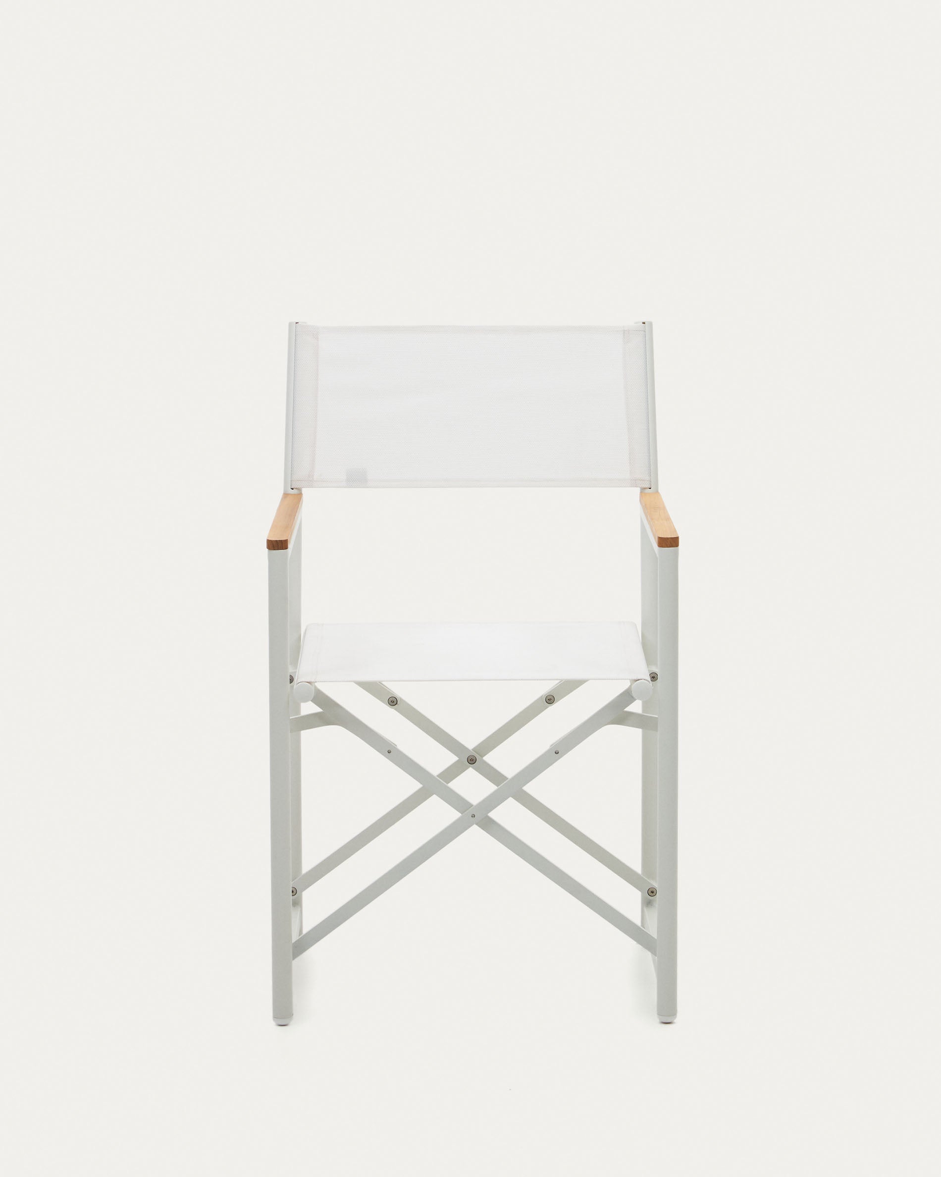 Eleganter Llado Klappstuhl aus Aluminium und Teakholz, ideal für den Aussenbereich. Wetterbeständig, robust und in modernem Weiss gehalten.