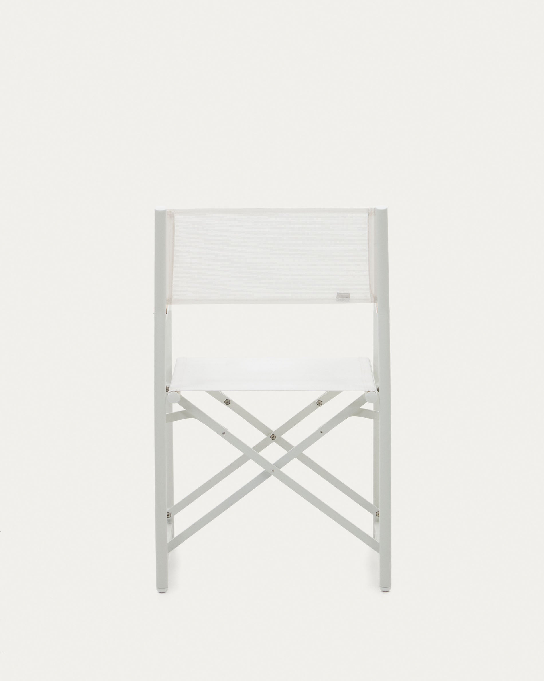 Moderner Llado Klappstuhl aus Aluminium und Teakholz, perfekt für draussen. Wetterfest, stabil und in stilvollem Weiss gestaltet.