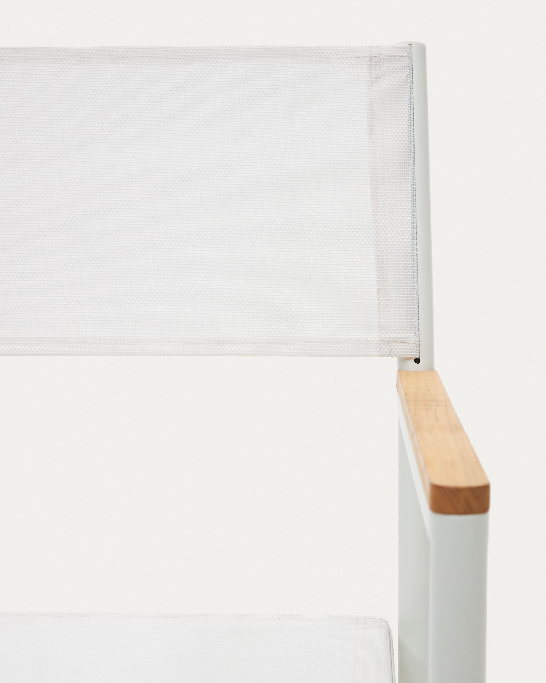 Vielseitiger Klappstuhl aus robustem Aluminium und edlem Teakholz, perfekt für Garten, Terrasse und Balkon. Zeitloses Design für jeden Außenbereich.