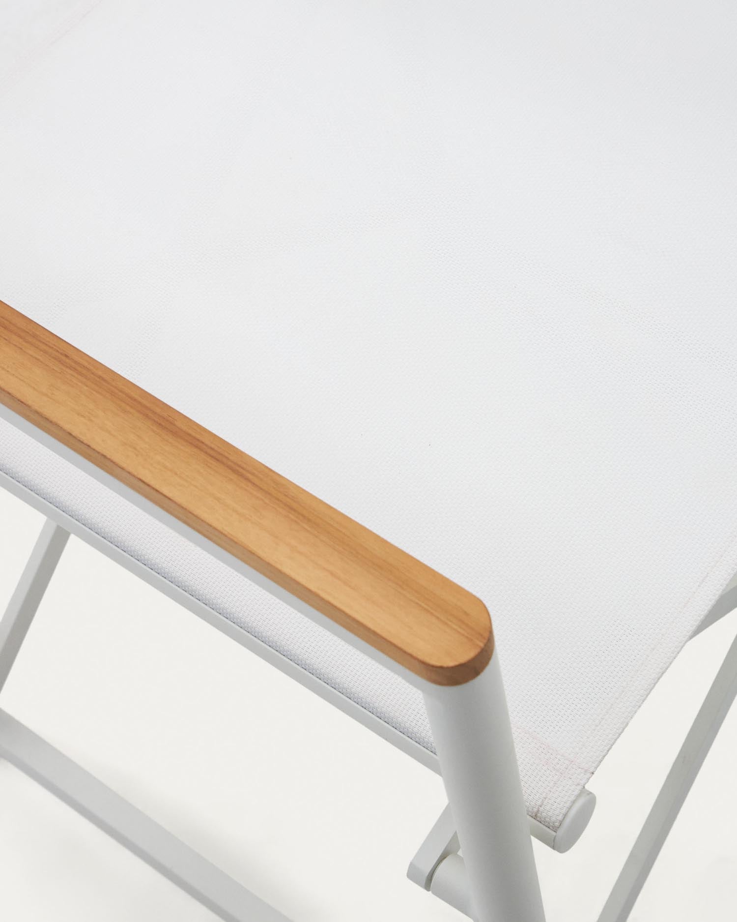 Der Llado Klappstuhl von Kave Home kombiniert robustes Aluminium mit edlem Teakholz. Perfekt für jeden Außenbereich, bietet er Komfort und zeitloses Design.