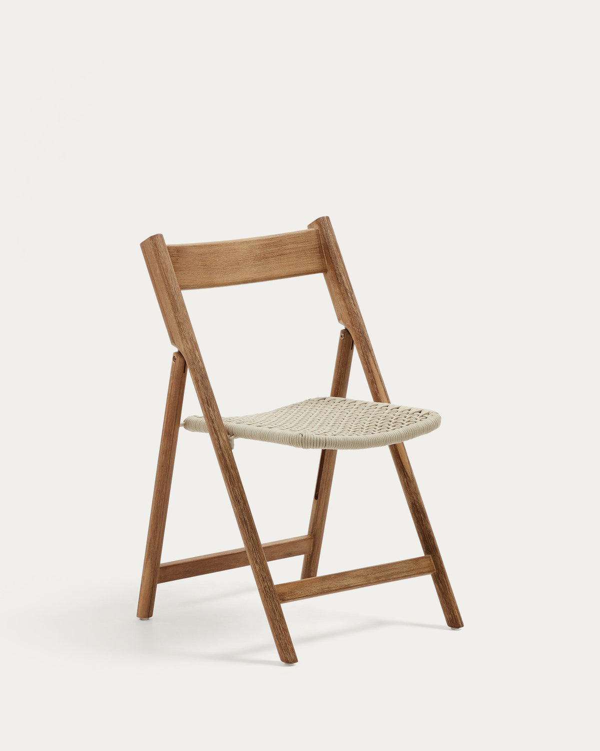 Klappstuhl Dandara aus Akazienmassivholz und einer Stahlstruktur mit geflochtener Sitzfläche in Weiss FSC 100% in Natur, Ecru präsentiert im Onlineshop von KAQTU Design AG. Gartenstuhl ist von Kave Home