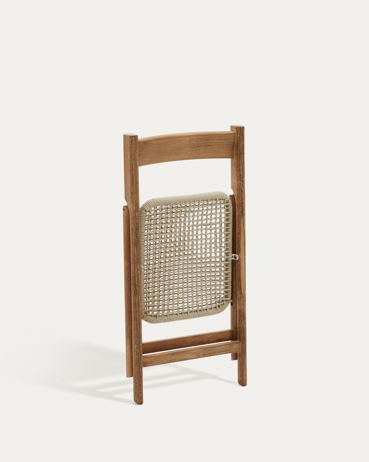 Klappstuhl Dandara aus Akazienmassivholz und einer Stahlstruktur mit geflochtener Sitzfläche in Weiss FSC 100% in Natur, Ecru präsentiert im Onlineshop von KAQTU Design AG. Gartenstuhl ist von Kave Home