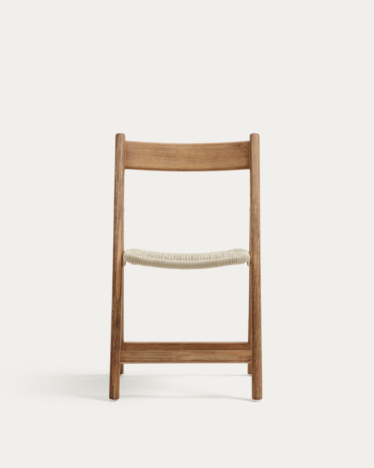 Klappstuhl Dandara aus Akazienmassivholz und einer Stahlstruktur mit geflochtener Sitzfläche in Weiss FSC 100% in Natur, Ecru präsentiert im Onlineshop von KAQTU Design AG. Gartenstuhl ist von Kave Home