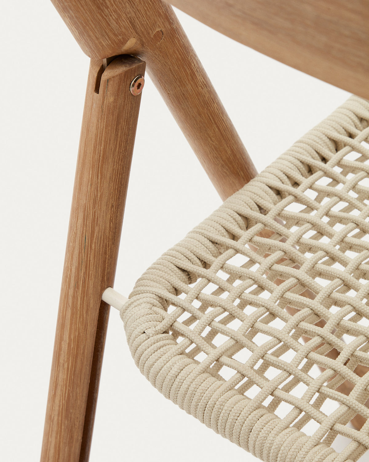 Klappstuhl Dandara aus Akazienmassivholz und einer Stahlstruktur mit geflochtener Sitzfläche in Weiss FSC 100% in Natur, Ecru präsentiert im Onlineshop von KAQTU Design AG. Gartenstuhl ist von Kave Home