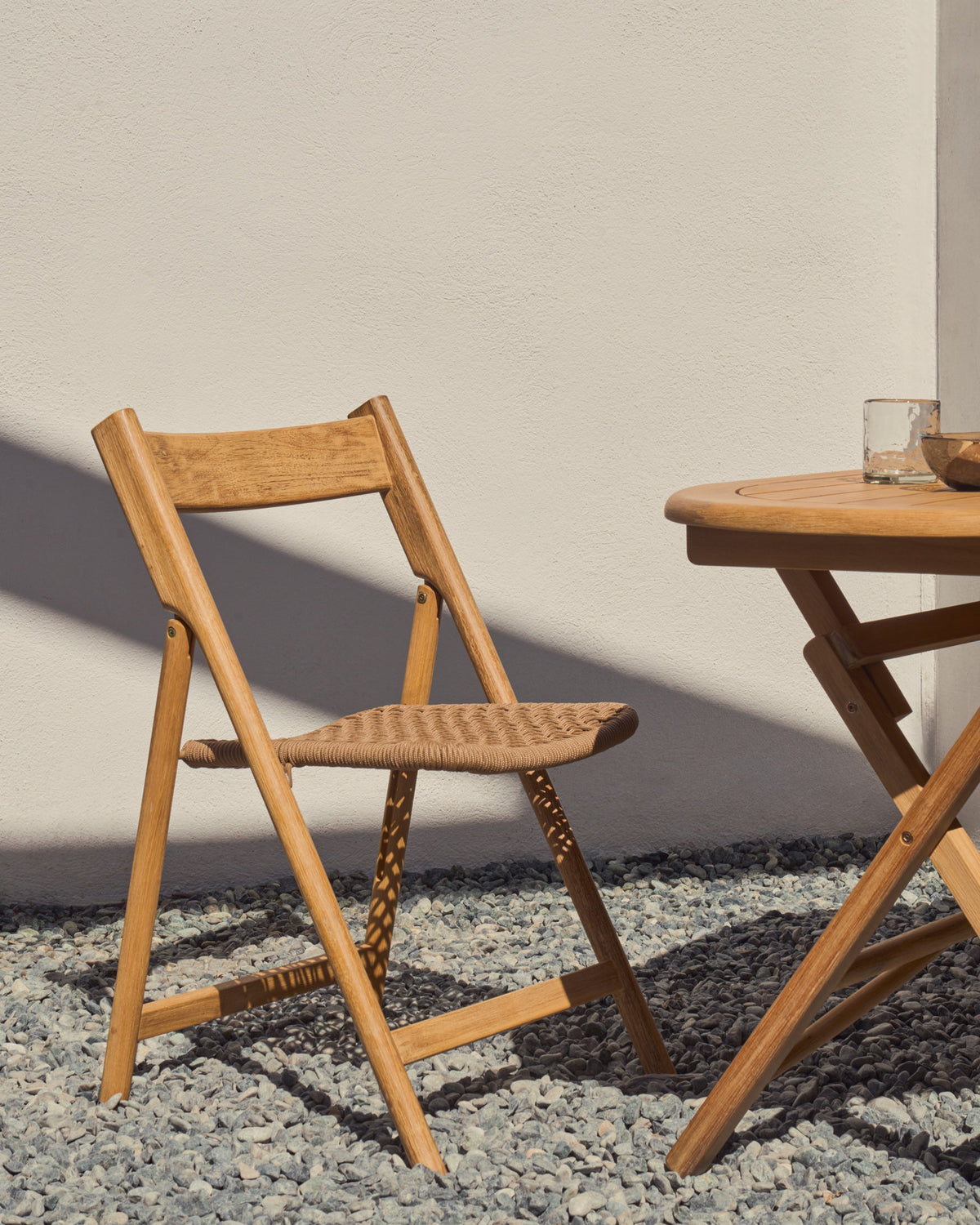 Klappstuhl Dandara aus Akazienmassivholz und einer Stahlstruktur mit geflochtener Sitzfläche in beige FSC 100% in Natur, Beige präsentiert im Onlineshop von KAQTU Design AG. Gartenstuhl ist von Kave Home