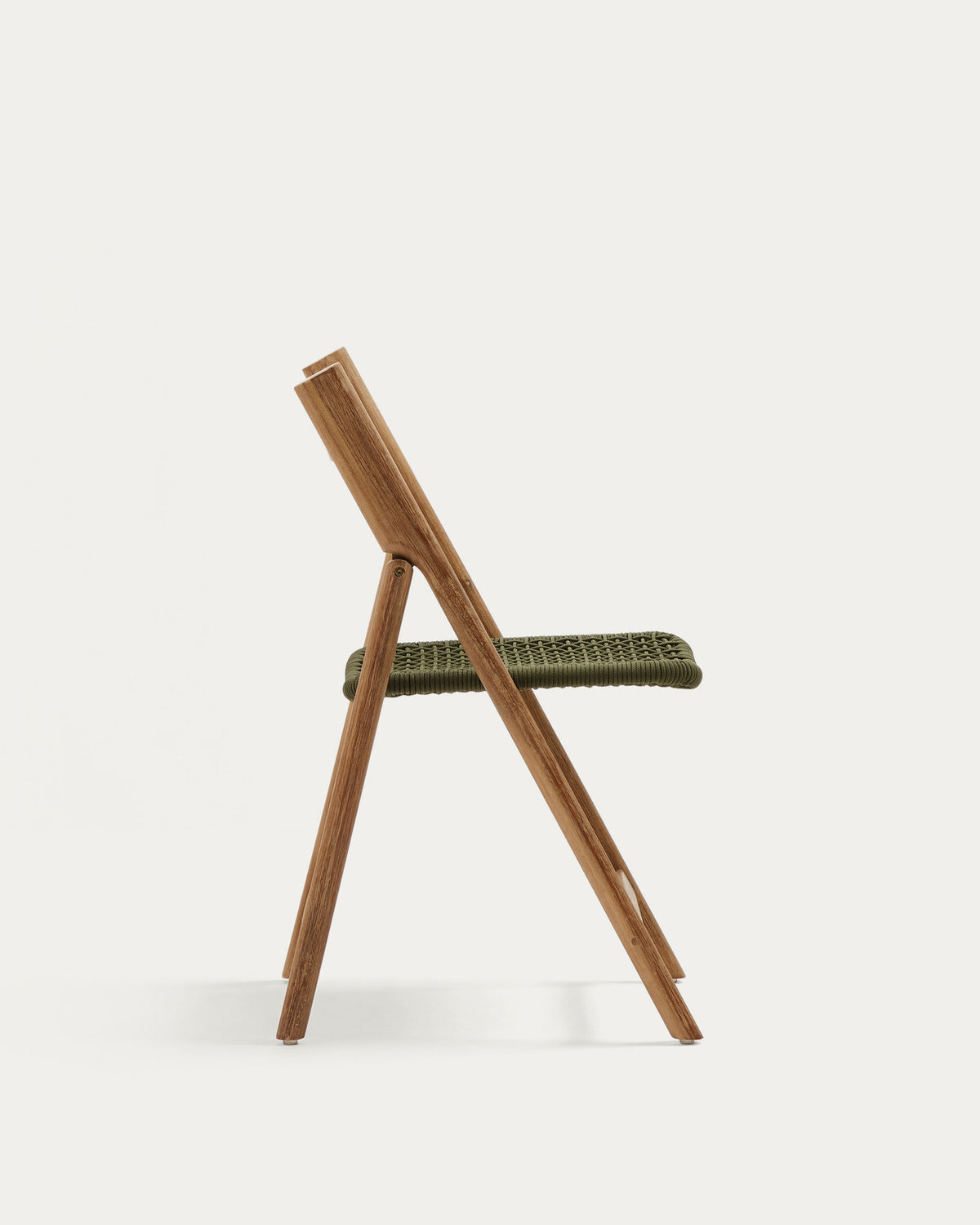 Klappstuhl Dandara aus Akazienmassivholz und einer Stahlstruktur mit geflochtener Sitzfläche in grün FSC 100% in Natur, Grün präsentiert im Onlineshop von KAQTU Design AG. Gartenstuhl ist von Kave Home