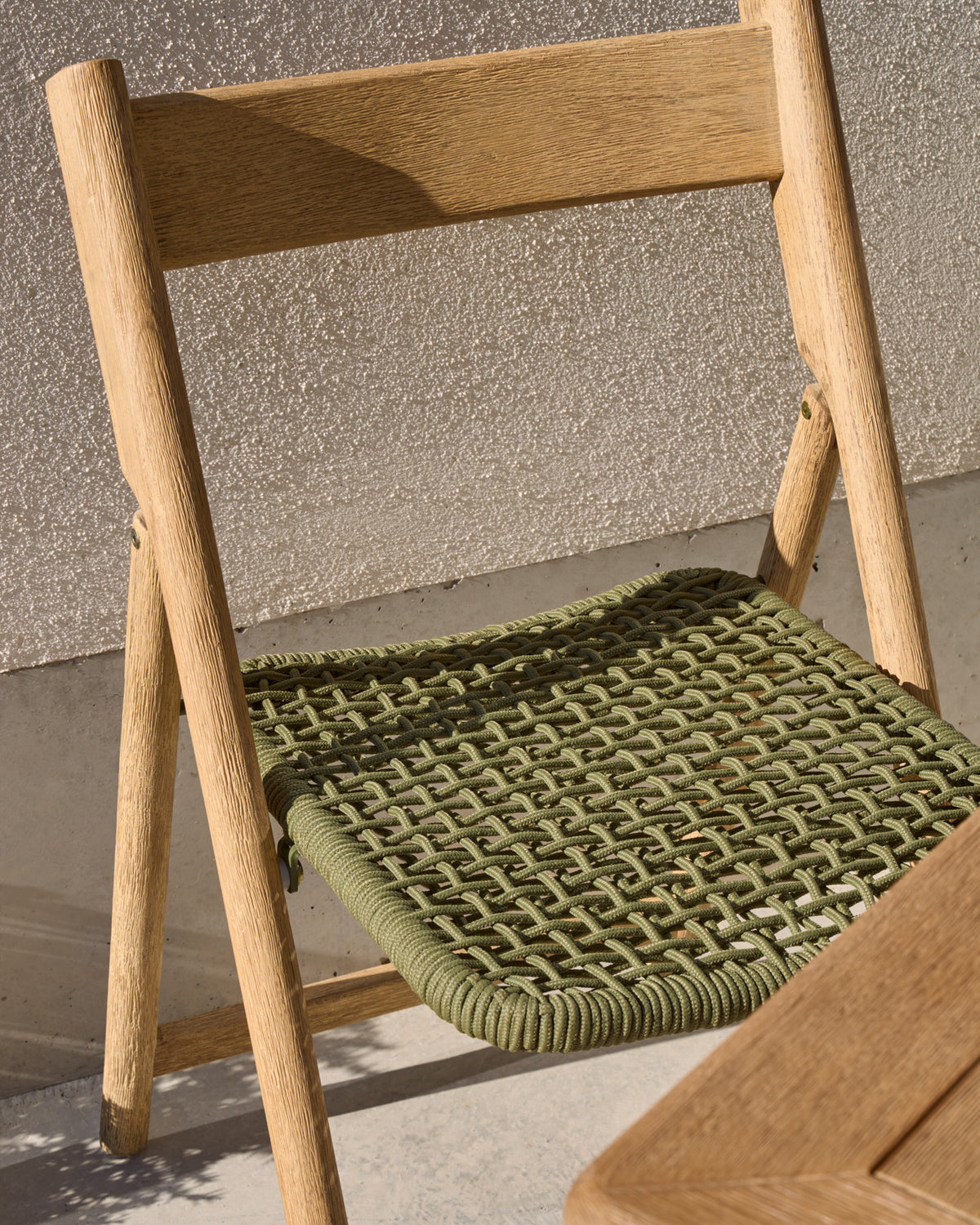 Klappstuhl Dandara aus Akazienmassivholz und einer Stahlstruktur mit geflochtener Sitzfläche in grün FSC 100% in Natur, Grün präsentiert im Onlineshop von KAQTU Design AG. Gartenstuhl ist von Kave Home