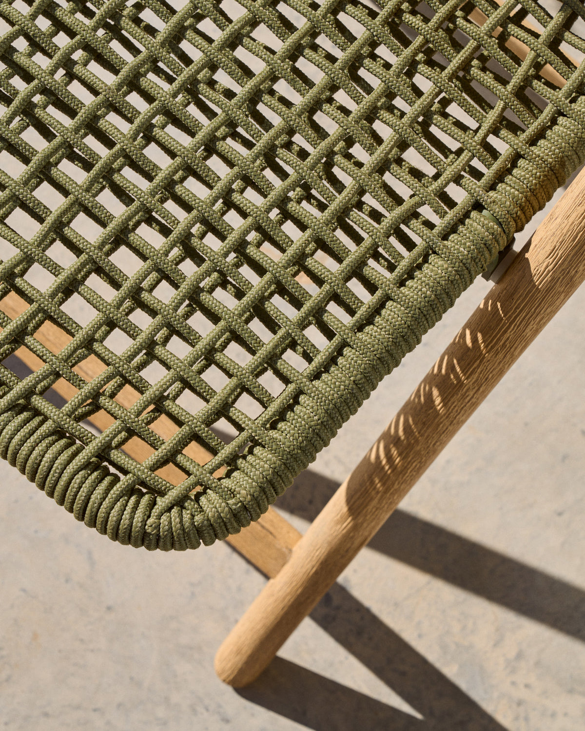 Klappstuhl Dandara aus Akazienmassivholz und einer Stahlstruktur mit geflochtener Sitzfläche in grün FSC 100% in Natur, Grün präsentiert im Onlineshop von KAQTU Design AG. Gartenstuhl ist von Kave Home