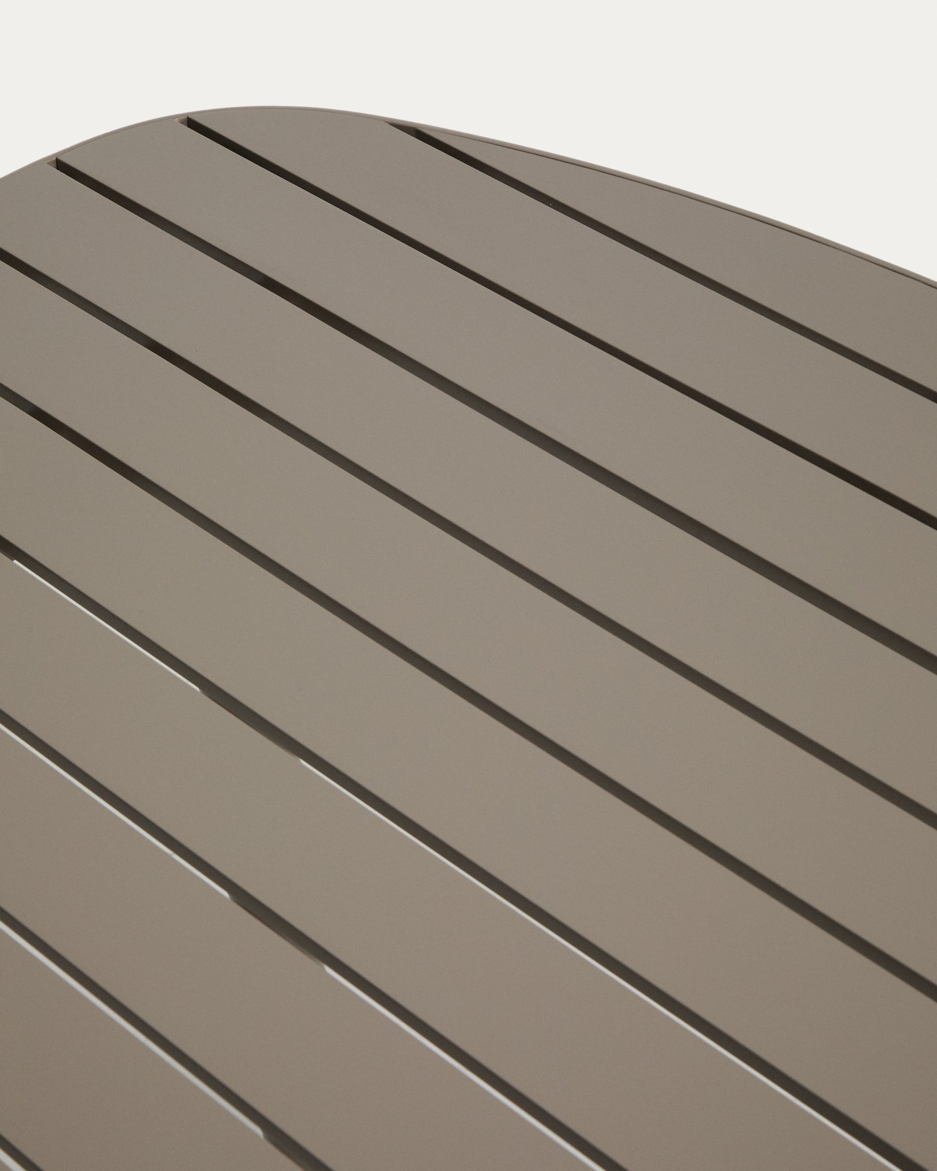 Outdoor-Tisch Joncols aus Aluminium mit taupefarbener Lackierung, 180 x 90 cm in Taupe präsentiert im Onlineshop von KAQTU Design AG. Gartentisch ist von Kave Home