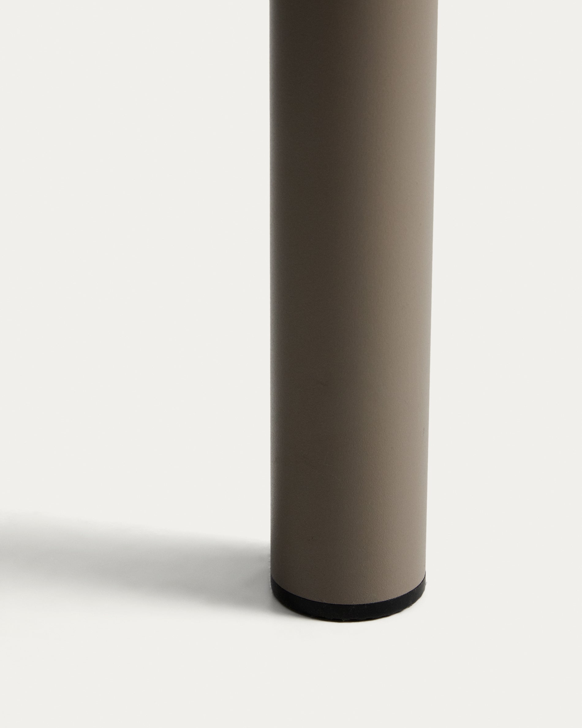 Outdoor-Tisch Joncols aus Aluminium mit taupefarbener Lackierung, 180 x 90 cm in Taupe präsentiert im Onlineshop von KAQTU Design AG. Gartentisch ist von Kave Home