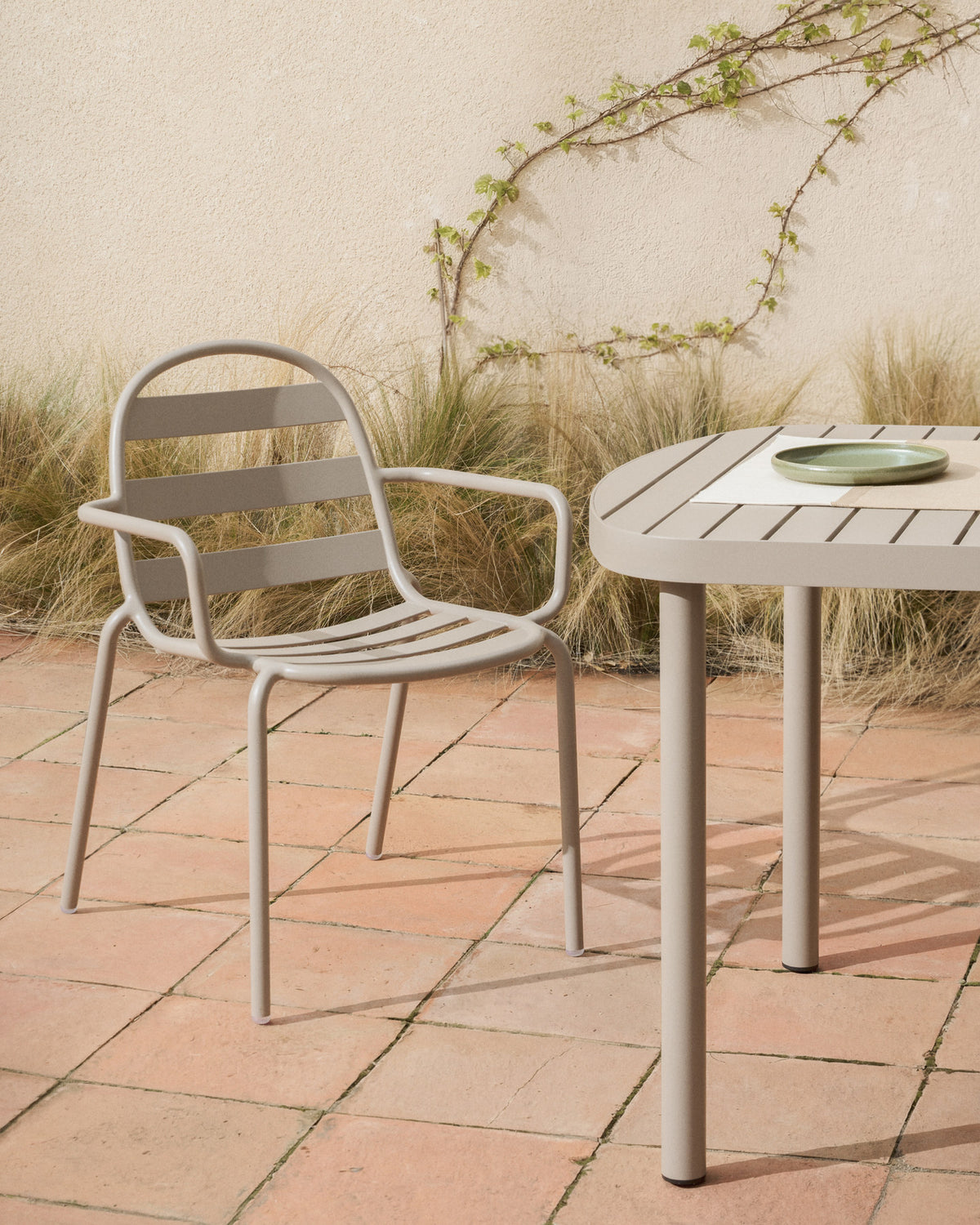 Outdoor-Tisch Joncols aus Aluminium mit taupefarbener Lackierung, 180 x 90 cm in Taupe präsentiert im Onlineshop von KAQTU Design AG. Gartentisch ist von Kave Home