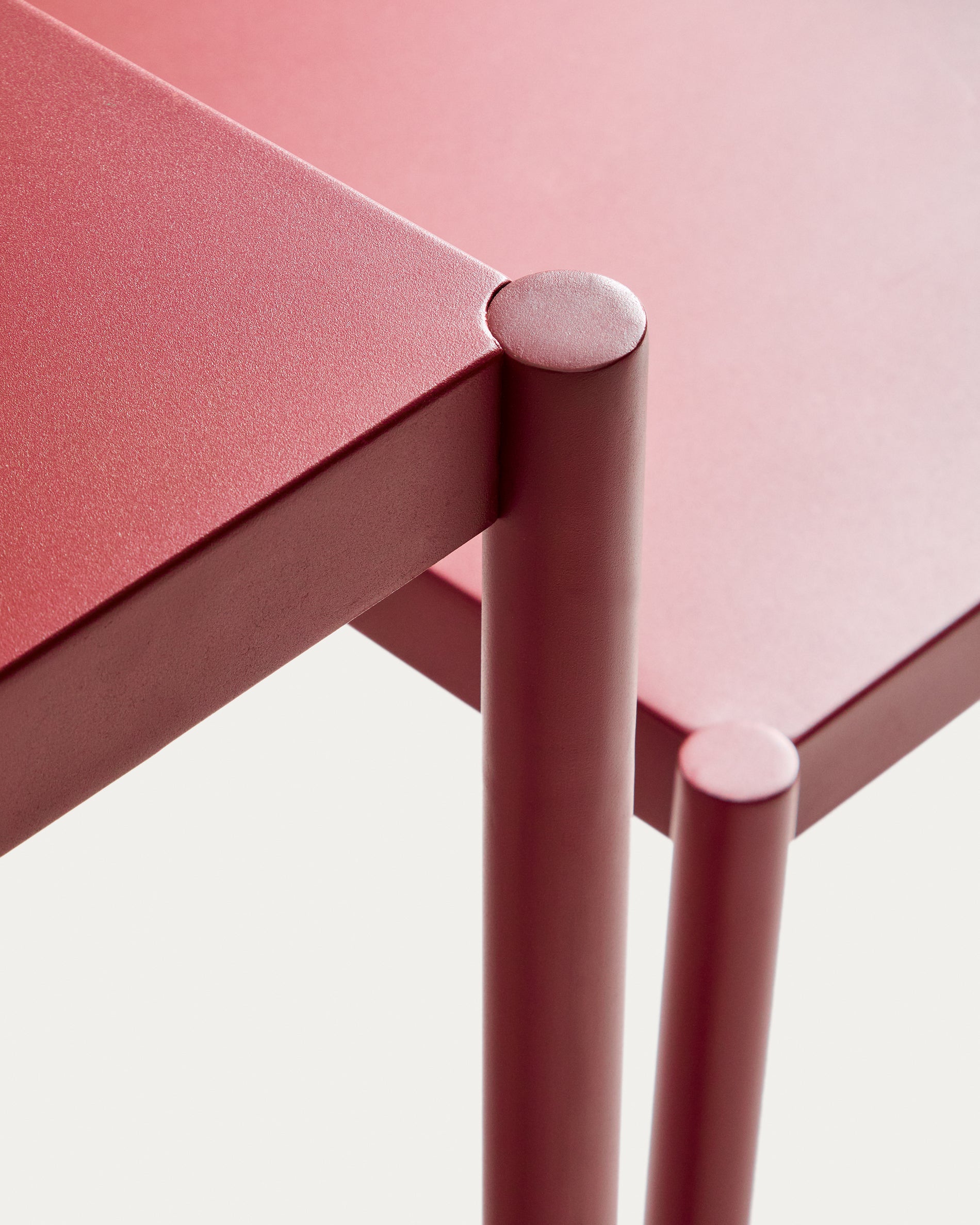 Sotil Set aus 2 Bänken und Tisch aus verzinktem Stahl mit granatfarbenem Finish 183 x 83 cm in präsentiert im Onlineshop von KAQTU Design AG. Gartentischset ist von Kave Home