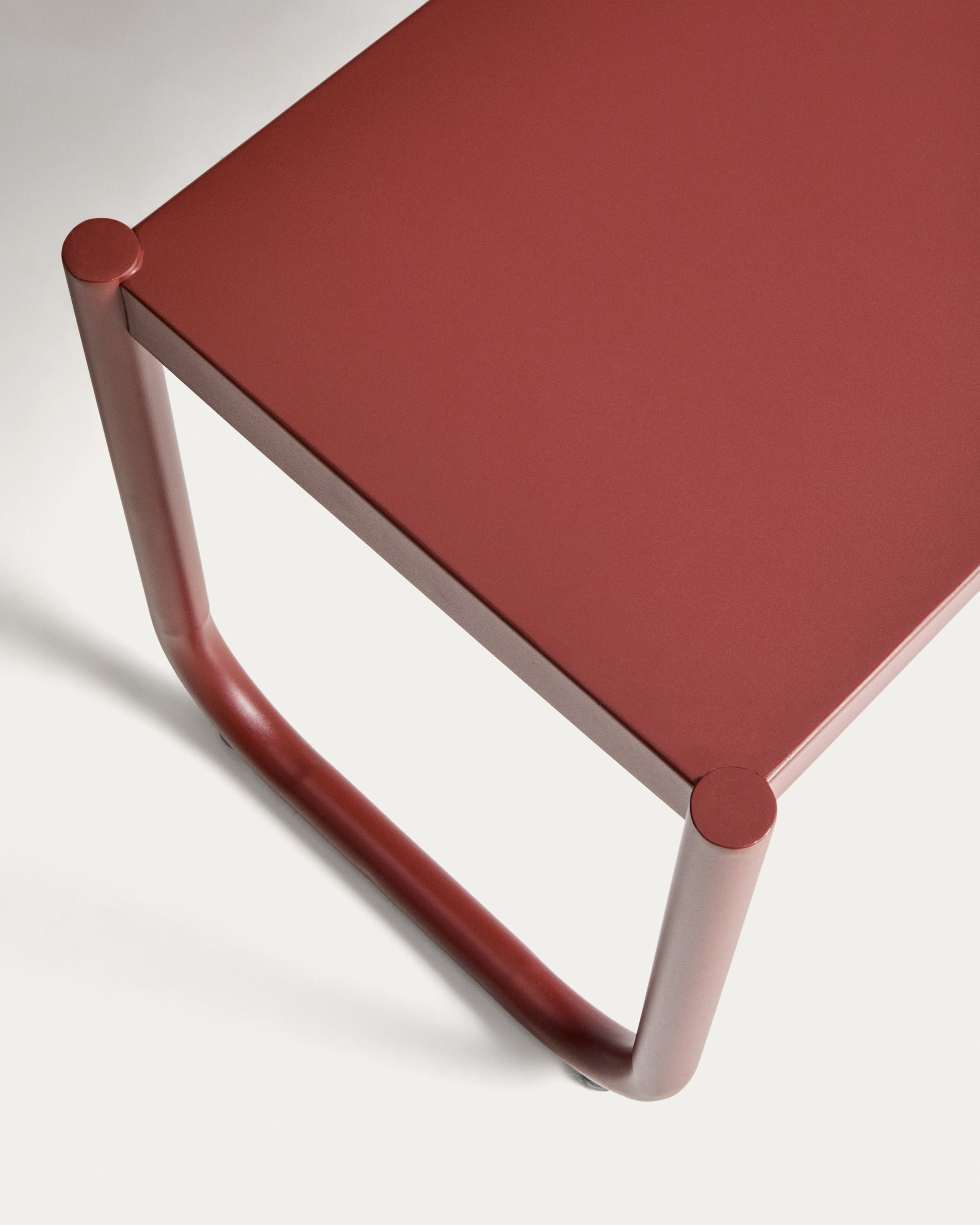 Sotil Set aus 2 Bänken und Tisch aus verzinktem Stahl mit granatfarbenem Finish 183 x 83 cm in präsentiert im Onlineshop von KAQTU Design AG. Gartentischset ist von Kave Home