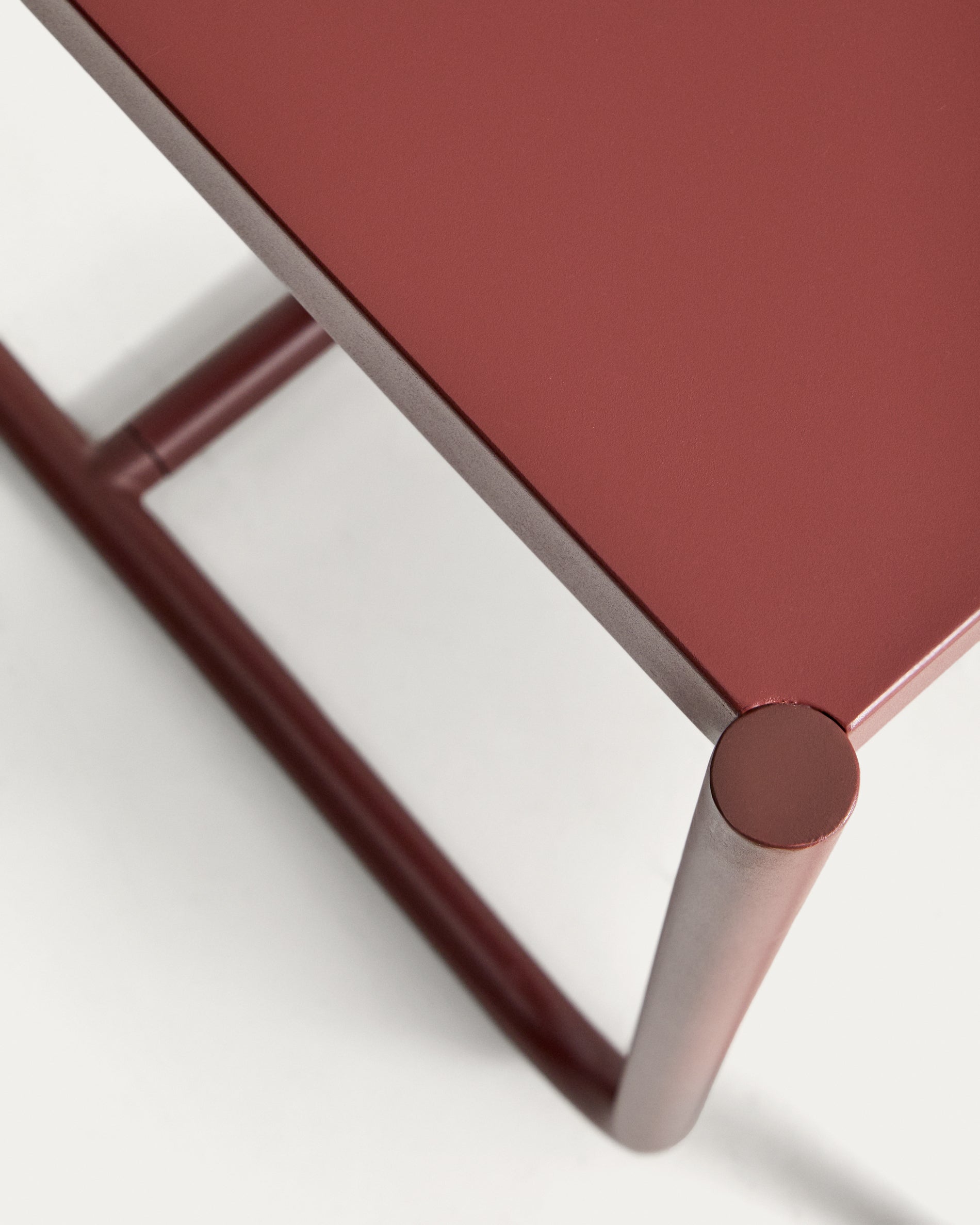 Sotil Set aus 2 Bänken und Tisch aus verzinktem Stahl mit granatfarbenem Finish 183 x 83 cm in präsentiert im Onlineshop von KAQTU Design AG. Gartentischset ist von Kave Home