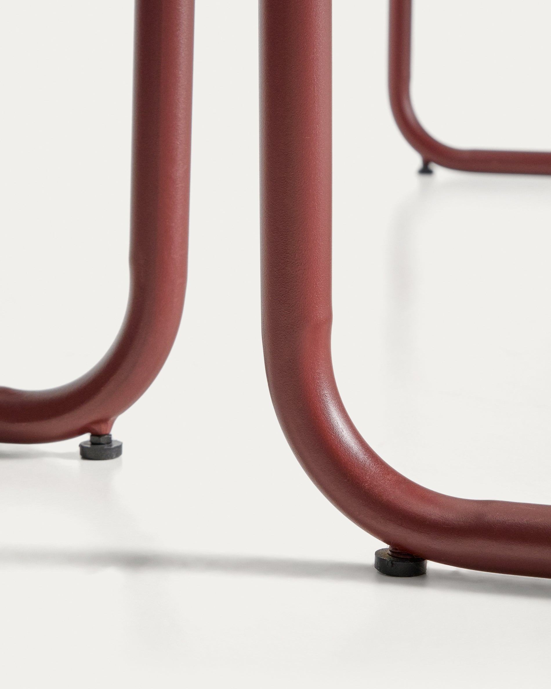 Sotil Set aus 2 Bänken und Tisch aus verzinktem Stahl mit granatfarbenem Finish 183 x 83 cm in präsentiert im Onlineshop von KAQTU Design AG. Gartentischset ist von Kave Home