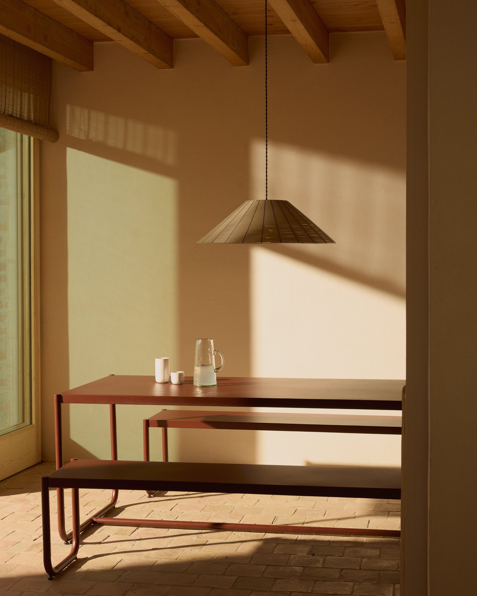 Sotil Set aus 2 Bänken und Tisch aus verzinktem Stahl mit granatfarbenem Finish 183 x 83 cm in präsentiert im Onlineshop von KAQTU Design AG. Gartentischset ist von Kave Home