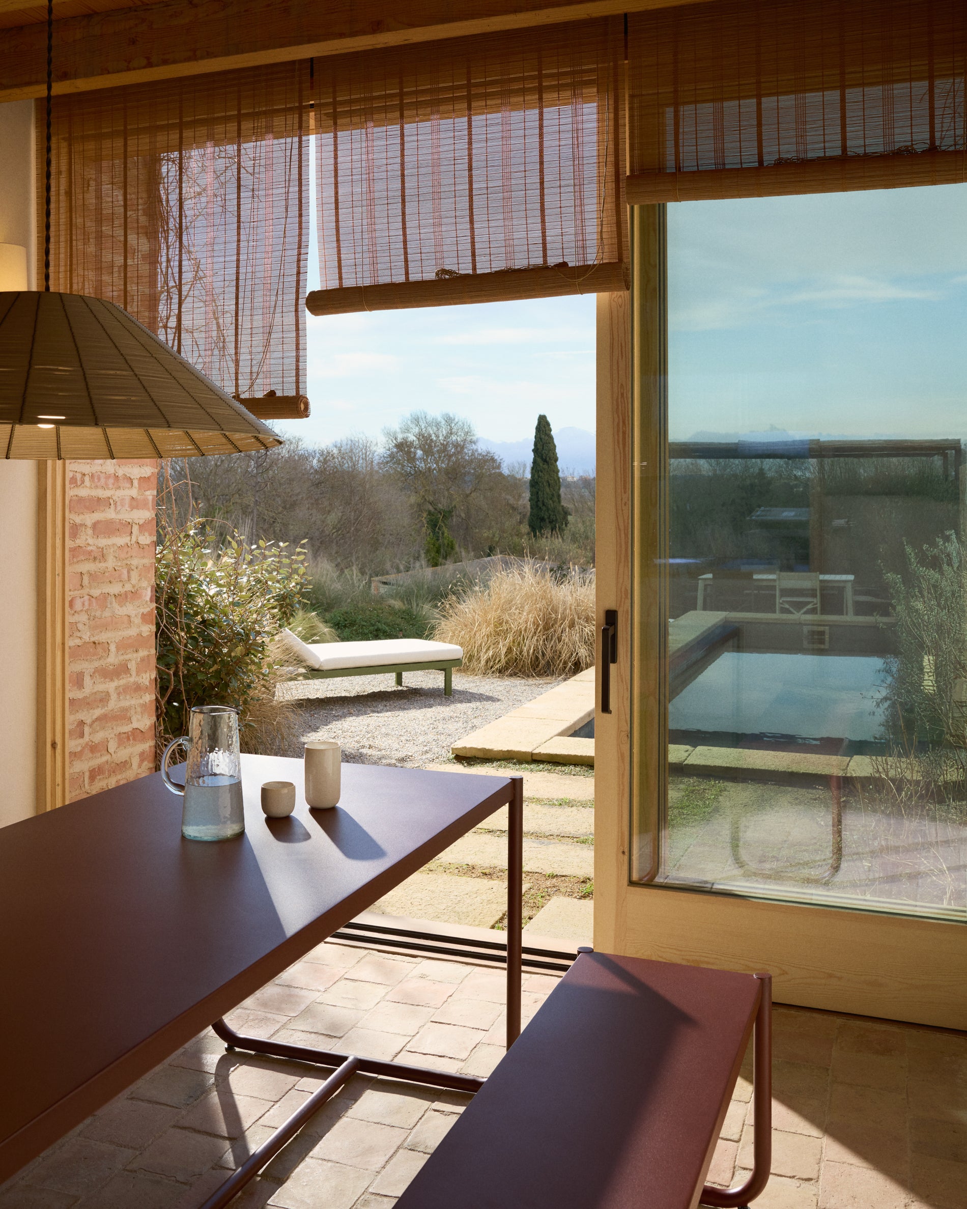 Sotil Set aus 2 Bänken und Tisch aus verzinktem Stahl mit granatfarbenem Finish 183 x 83 cm in präsentiert im Onlineshop von KAQTU Design AG. Gartentischset ist von Kave Home