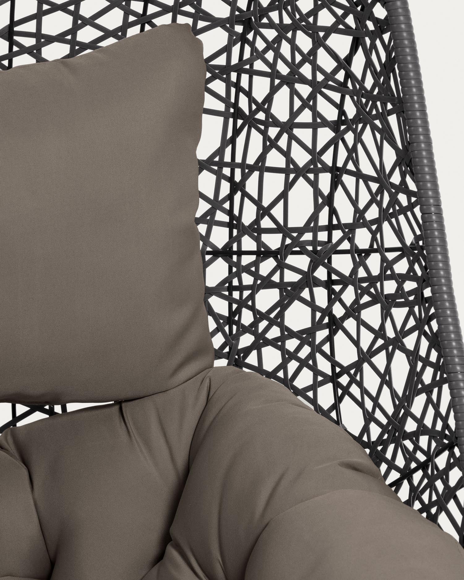 Der Hängesessel Florina in Dunkelgrau bietet eleganten Komfort und hochwertige Materialien für entspannte Momente in jedem Wohnraum oder Garten.