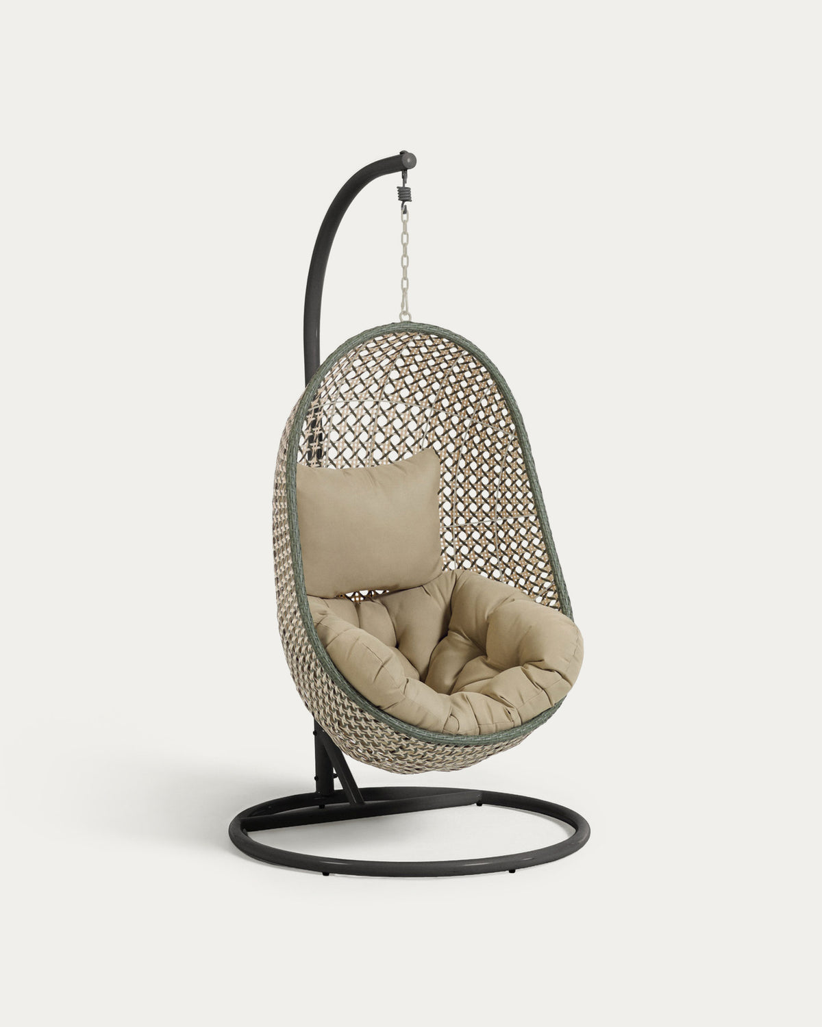 Hängesessel Cira mehrfarbig mit Standfuss in Dunkelgrau in Mehrfarbig präsentiert im Onlineshop von KAQTU Design AG. Hängestuhl ist von Kave Home