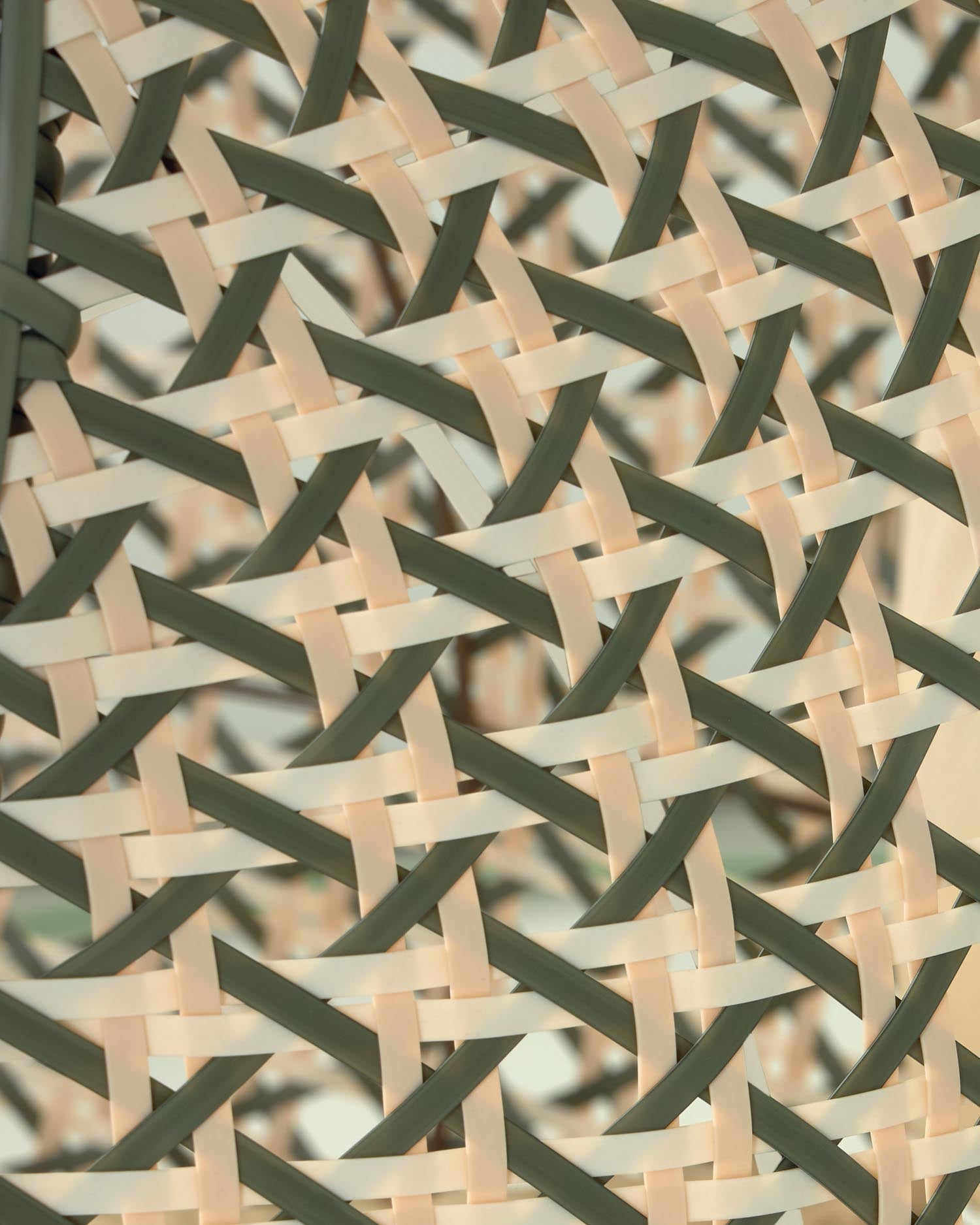 Erlebe den Hängesessel Cira von Kave Home: Ein elegantes, mehrfarbiges Design mit robustem Standfuß in Dunkelgrau für ultimativen Komfort und Stil.