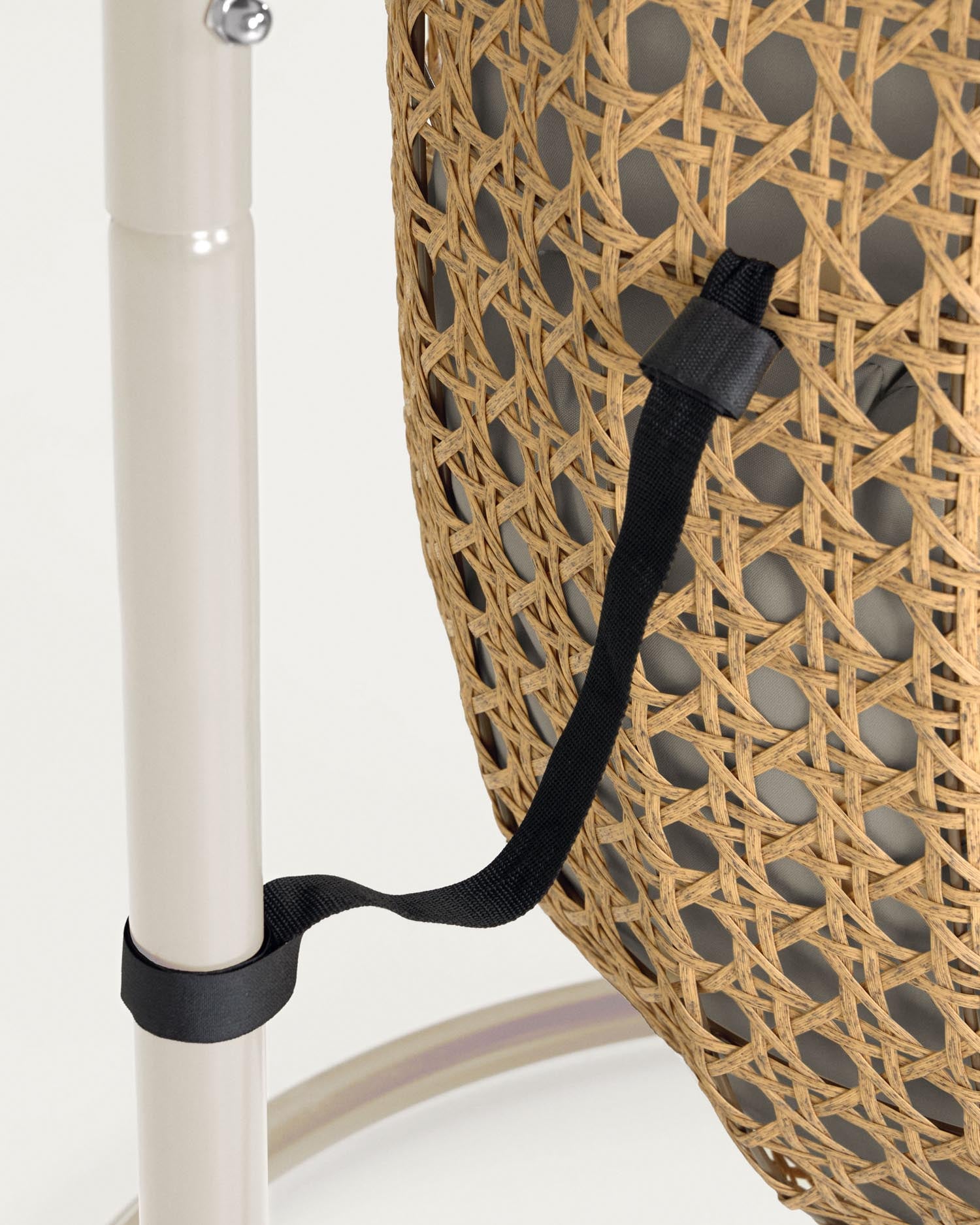 Hängesessel Cira in Hellgrau: Hochwertiges Poly-Rattan, stabiler Standfuß und gemütliche Kissen für stilvolle Entspannung in jedem Raum.