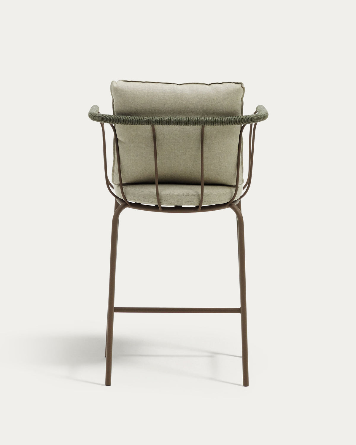 Salguer stapelbarer Hocker aus Seil und Stahl mit Finish in Braun 66 cm in Braun, Beige, Grün präsentiert im Onlineshop von KAQTU Design AG. Outdoor-Barstuhl mit Armlehne ist von Kave Home