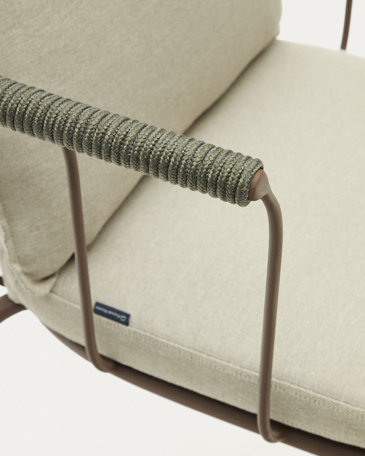 Salguer stapelbarer Hocker aus Seil und Stahl mit Finish in Braun 66 cm in Braun, Beige, Grün präsentiert im Onlineshop von KAQTU Design AG. Outdoor-Barstuhl mit Armlehne ist von Kave Home
