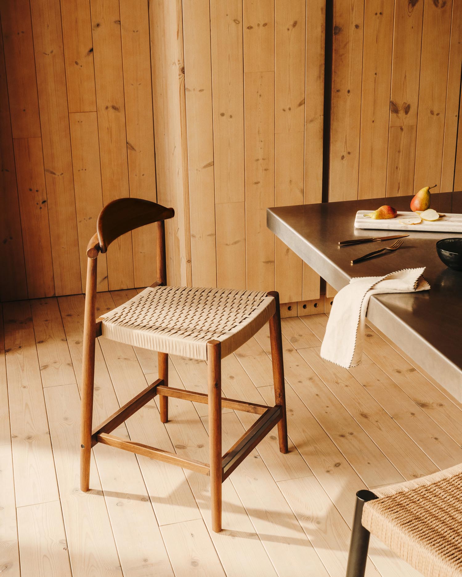 Der Nina Hocker aus robustem Akazienholz mit elegantem nussbaumfarbenem Finish und handgeflochtenem beigem Seil vereint Stil und Funktionalität für Ihren Außenbereich.