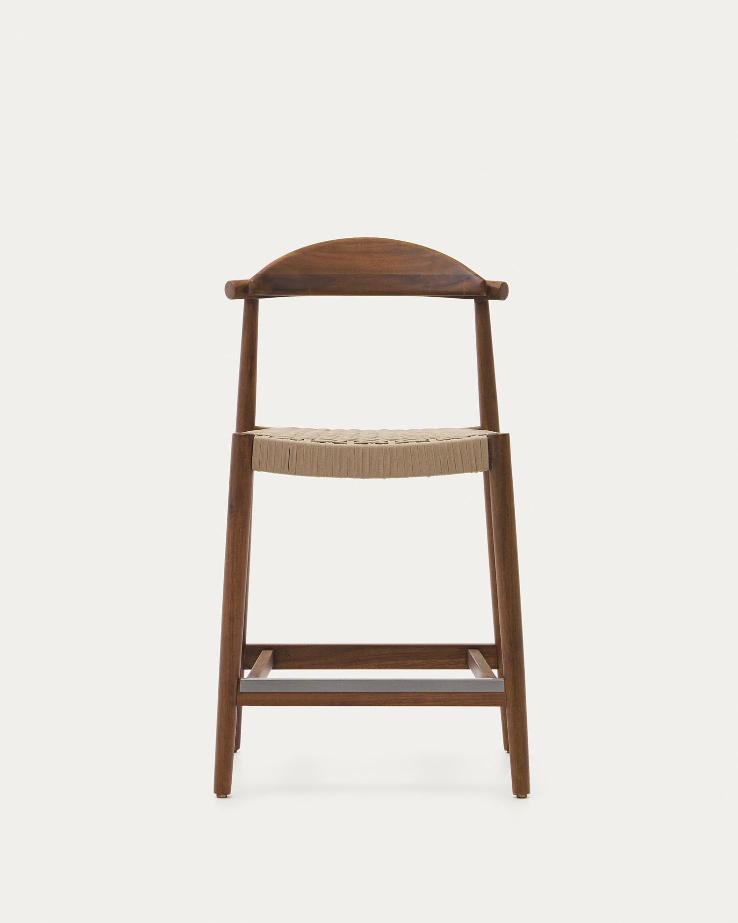 Hocker aus massivem Akazienholz mit nussbaumfarbenem Finish, beige Seil-Details, 62 cm hoch, FSC-zertifiziert, von Kave Home.