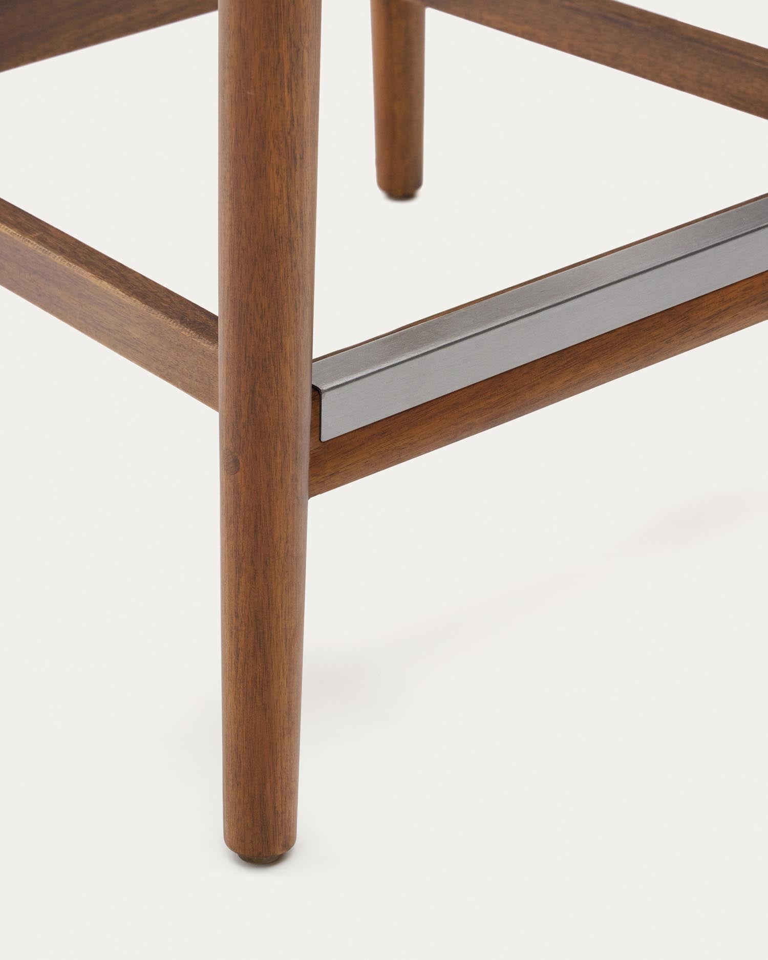 Entdecken Sie den Nina Hocker von Kave Home: Ein stilvoller 62 cm hoher Hocker aus robustem Akazienholz mit elegantem nussbaumfarbigen Finish und handgeflochtenem beigem Seil.