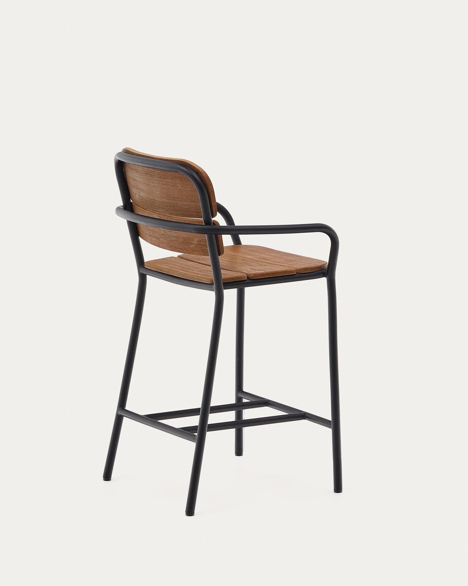 Eleganter Hocker Algueret aus FSC-zertifiziertem Eukalyptusholz mit Naturfinish und schwarzem Aluminium, Höhe 65 cm.