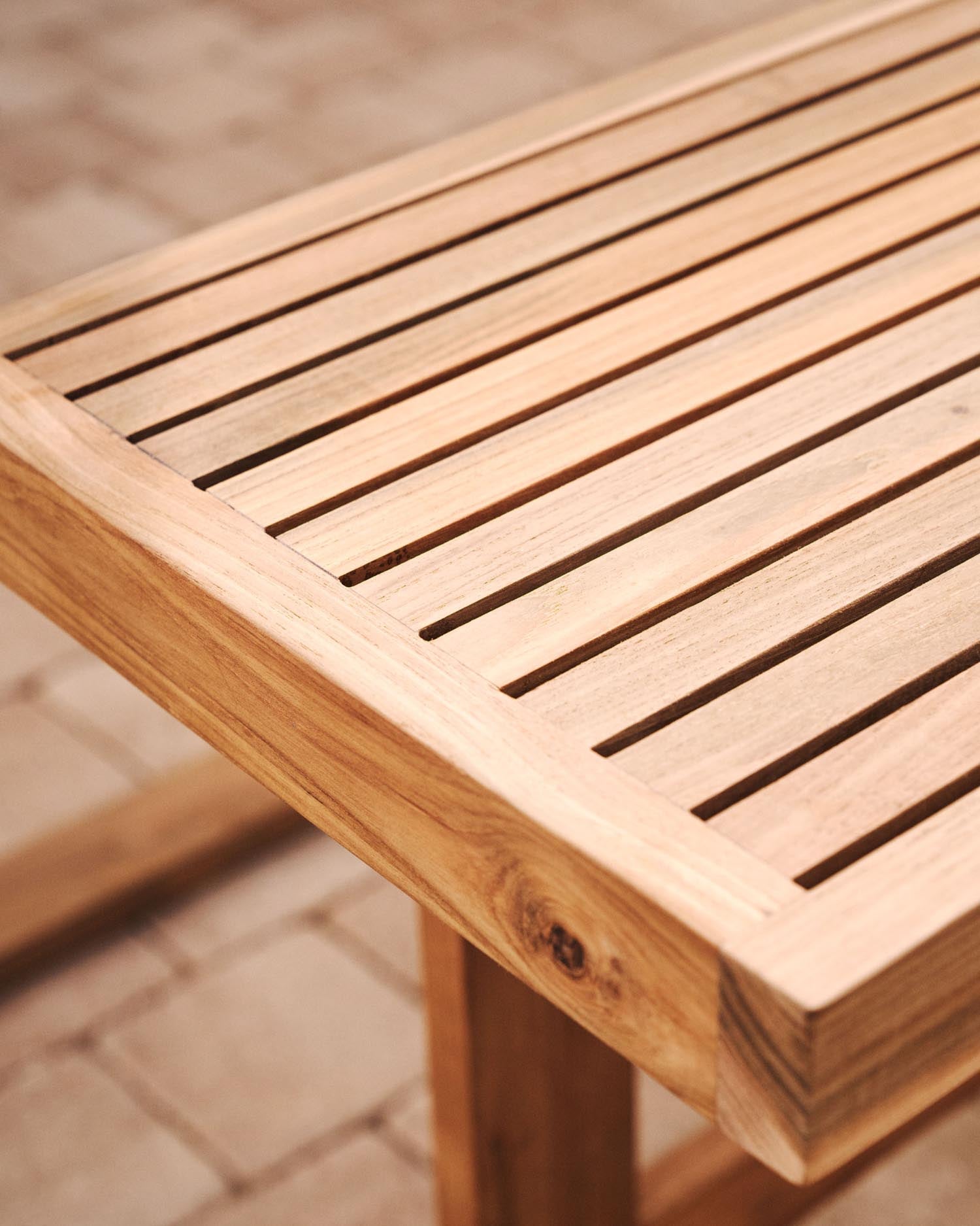 Canadell Outdoor-Bank aus recyceltem Teakholz, 130 cm, robust und nachhaltig, ideal für Garten oder Terrasse.