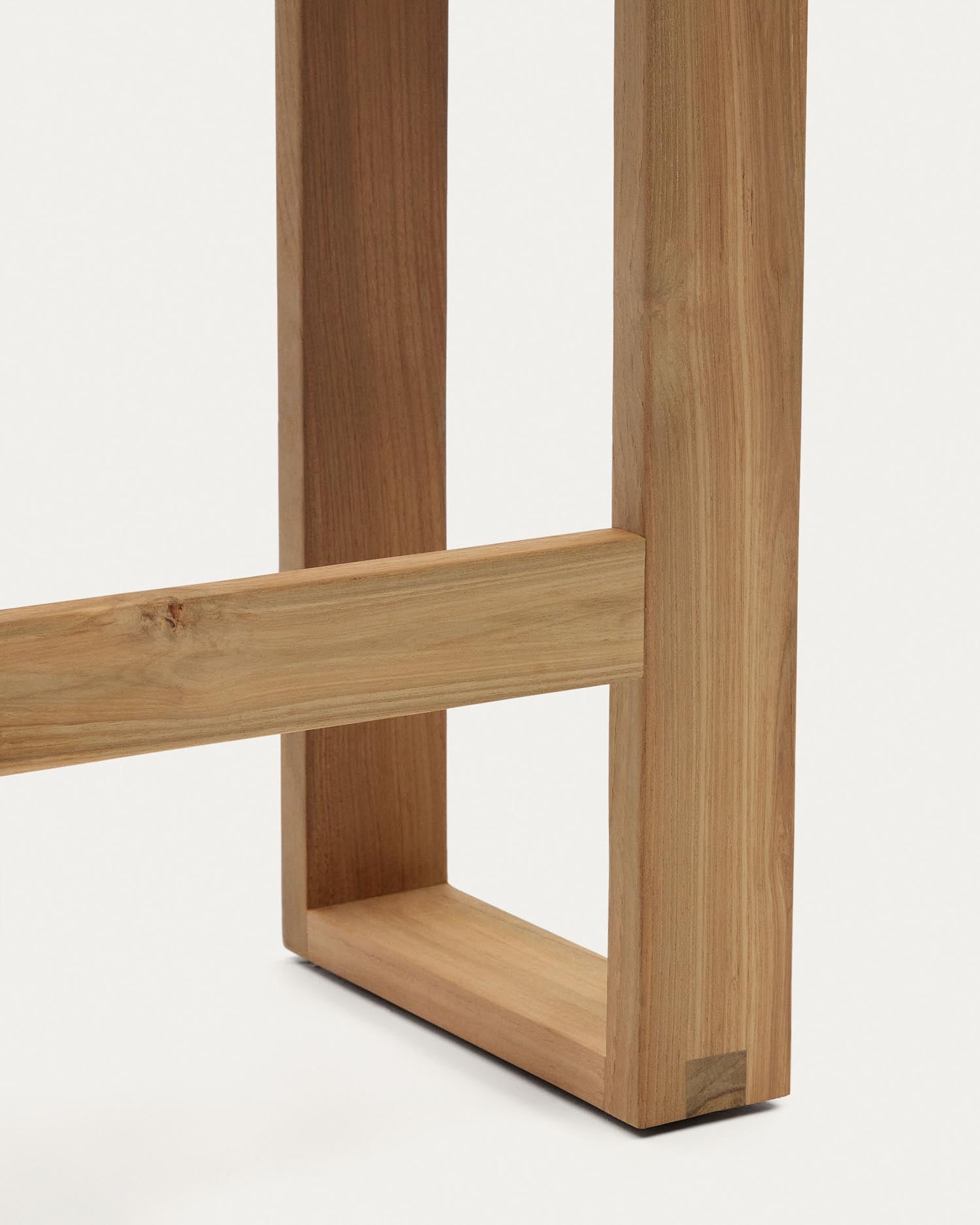 Entdecken Sie die Canadell hohe Bank von Kave Home: 130 cm aus massivem, recyceltem Teakholz, perfekt für stilvolle Outdoor-Momente.