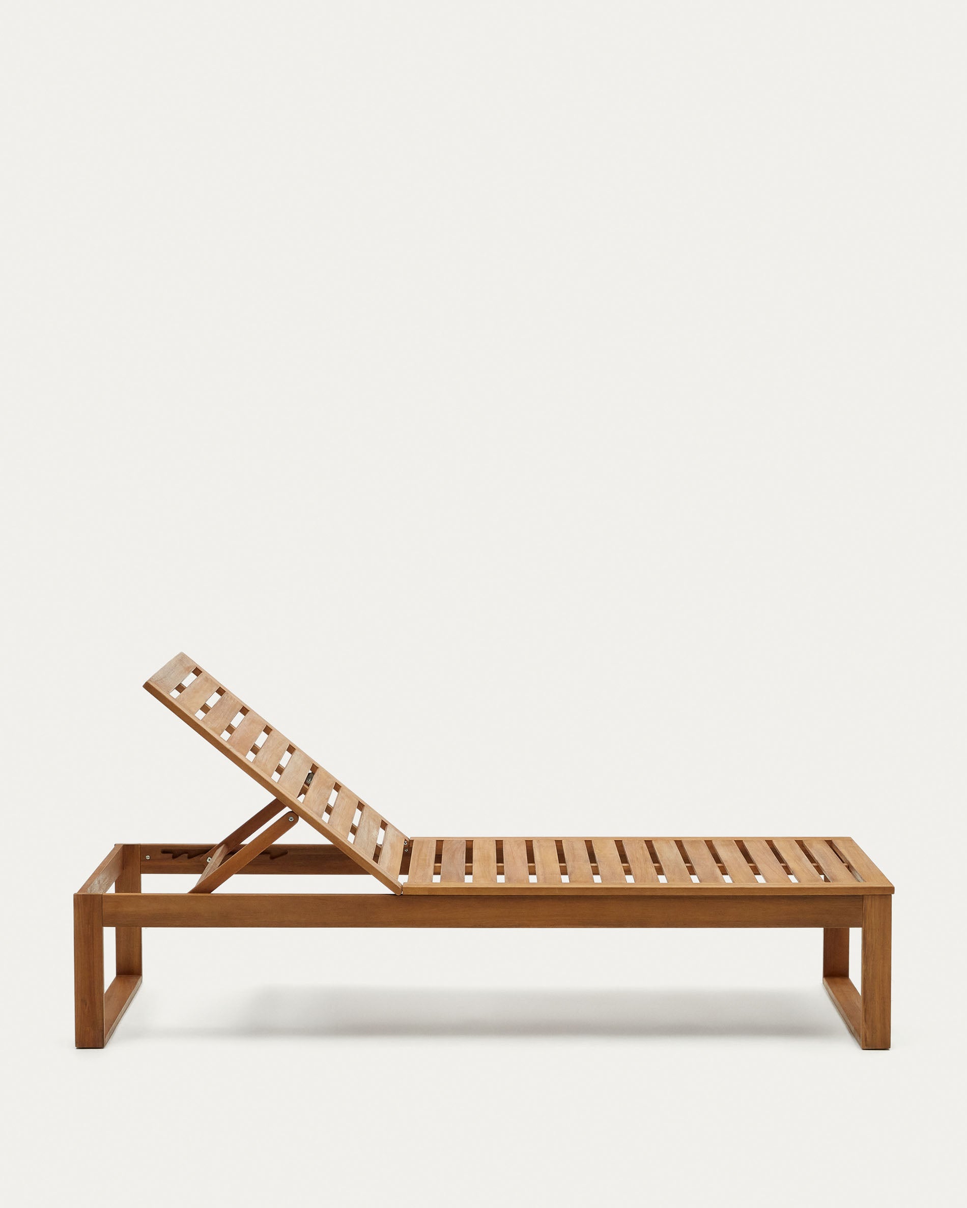 Die Sulamita Sonnenliege aus FSC-zertifiziertem Akazienholz bietet stilvollen Komfort für Garten und Terrasse.