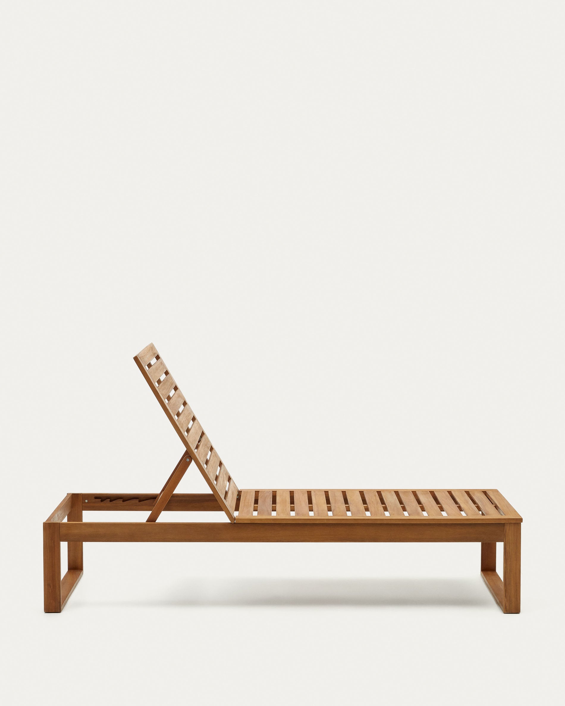 Die Sulamita Sonnenliege aus FSC-zertifiziertem Akazienholz bietet stilvollen Komfort für Ihren Garten oder Terrasse.