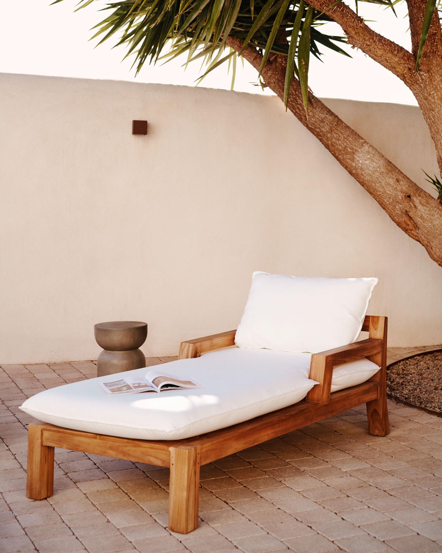 Forcanera Liegestuhl aus robustem Teakholz: Ideal für stilvolle Entspannung drinnen und draußen, vereint Komfort und Langlebigkeit.