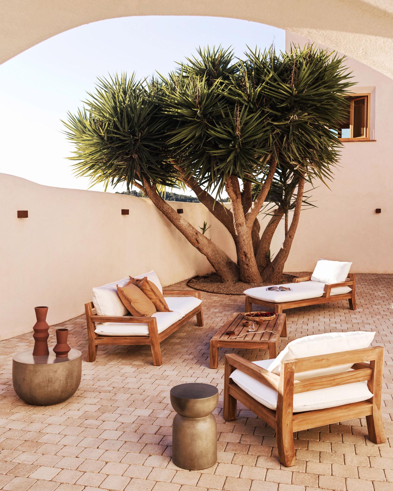 Eleganter Liegestuhl aus massivem Teakholz, ideal für Garten oder Terrasse, robust und stilvoll von Kave Home.