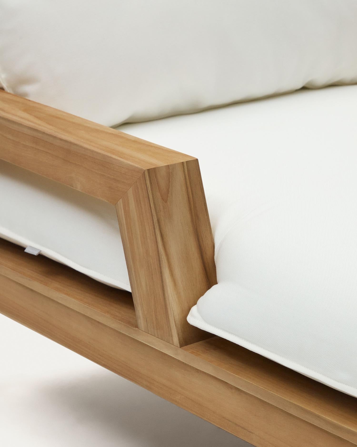 Genießen Sie Komfort und Eleganz mit dem Forcanera Liegestuhl aus massivem Teakholz von Kave Home – ideal für entspannte Stunden drinnen und draußen.