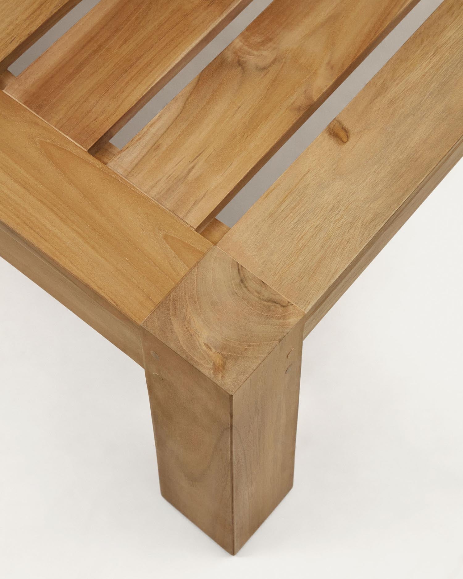 Genießen Sie Komfort und Eleganz mit dem Forcanera Liegestuhl aus massivem Teakholz von Kave Home – perfekt für drinnen und draußen.