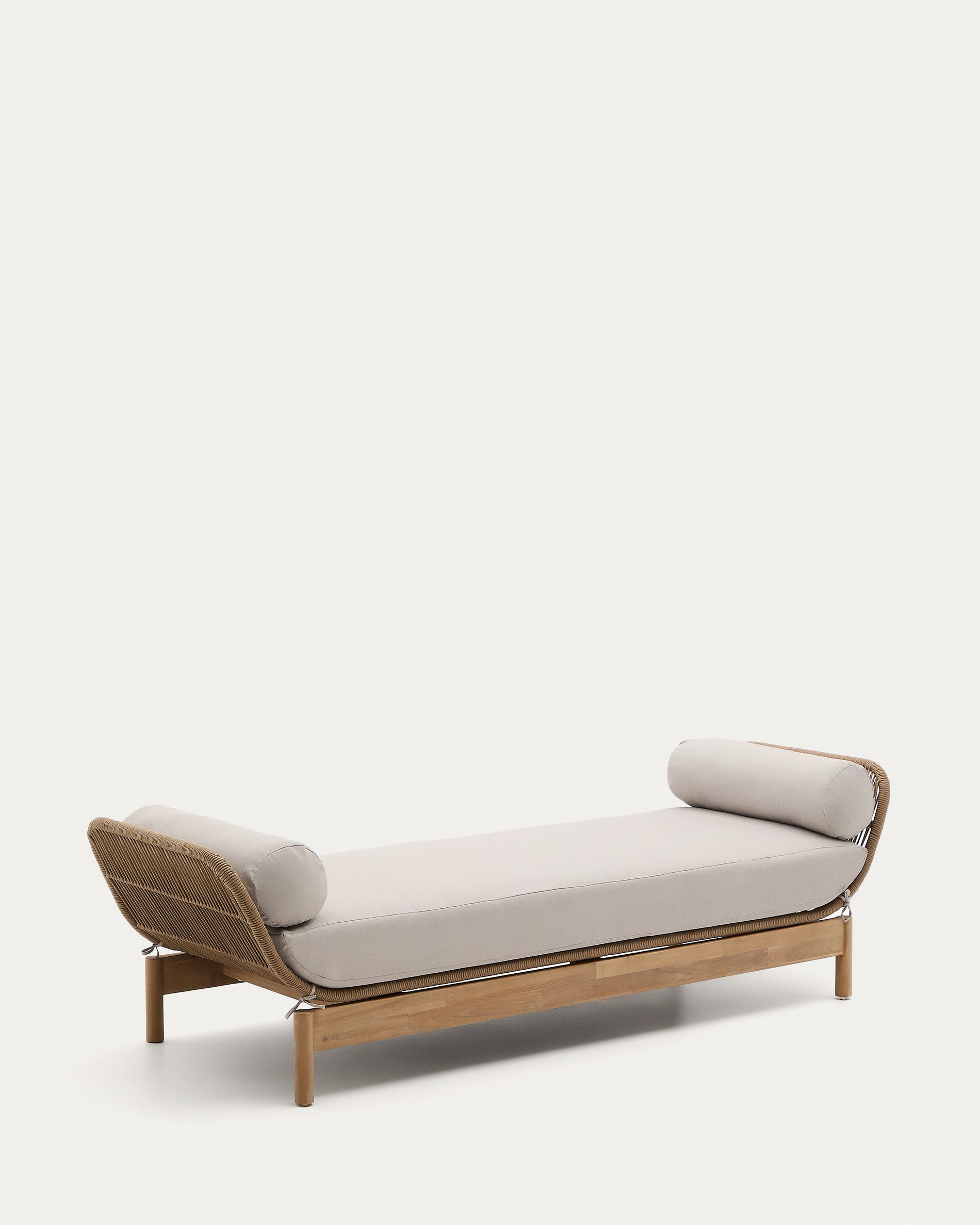 Das Catalina Daybed aus beigem Seil und FSC-Akazienholz bietet nachhaltigen Stil und Komfort für Ihr Zuhause.