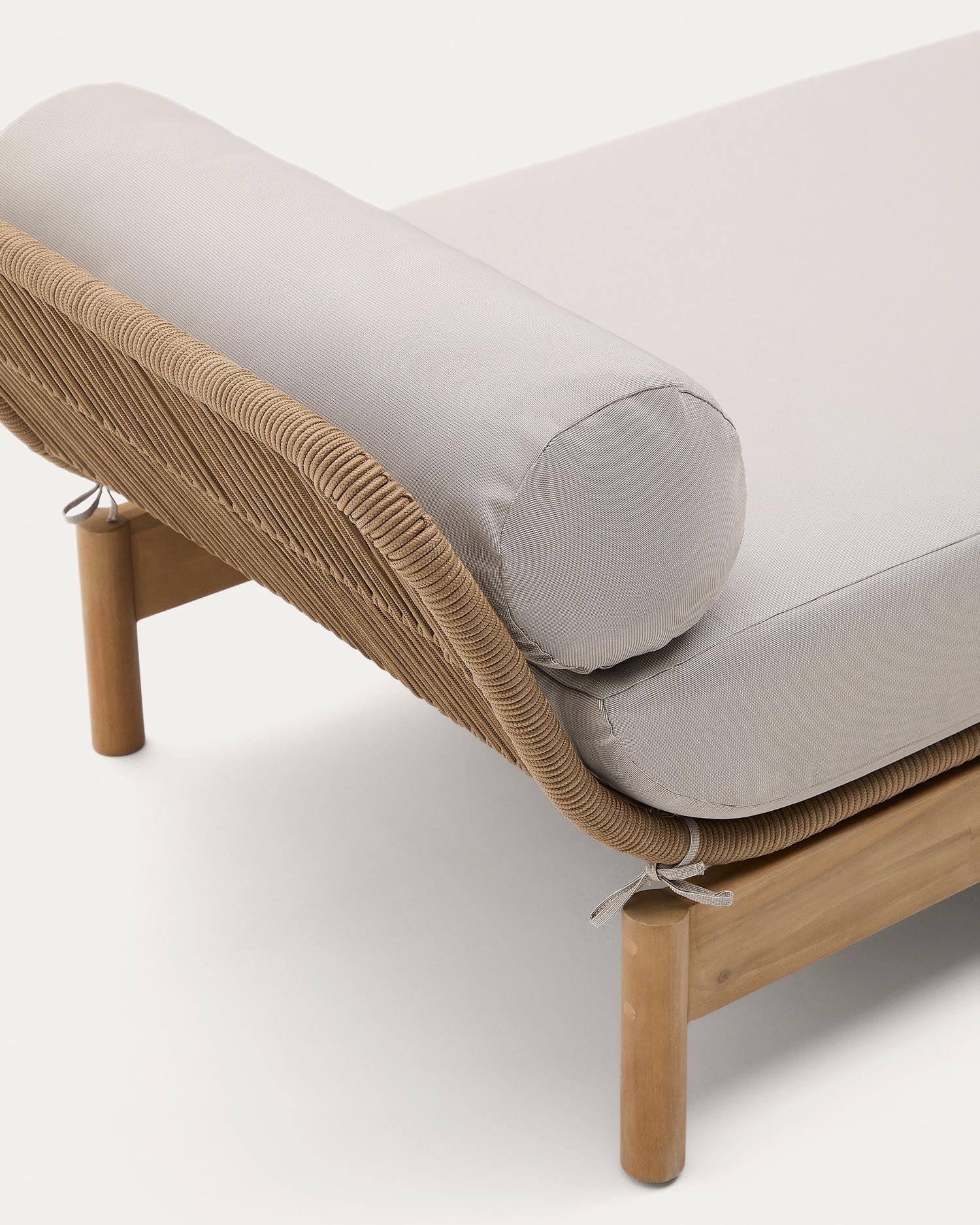 Das Catalina Daybed vereint elegantes Design mit nachhaltigem Akazienholz und handgeflochtenem Seil für stilvolle Entspannung im Freien.