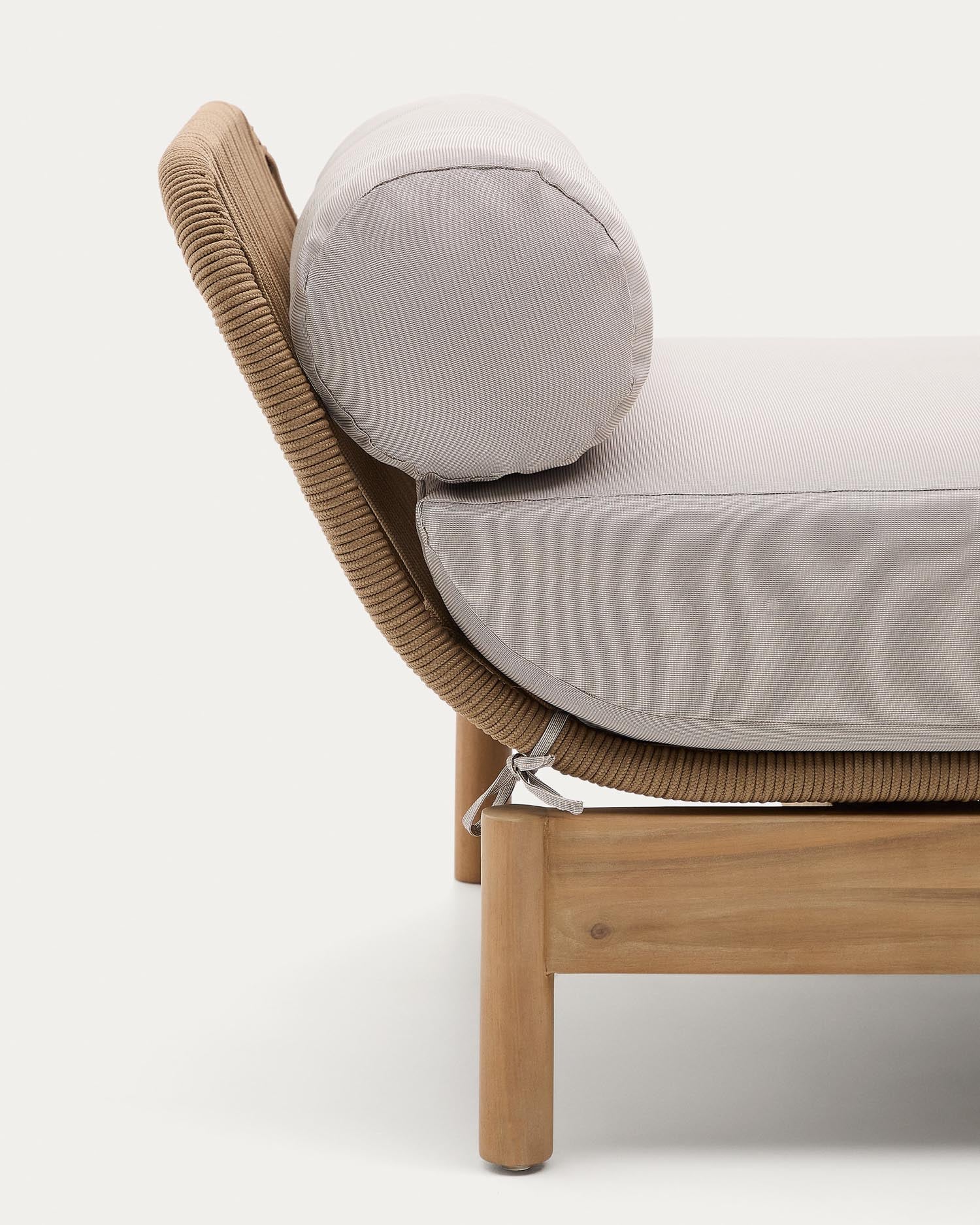 Das Catalina Daybed von Kave Home kombiniert robustes Akazienholz mit handgeflochtenem Seil in Beige für eine stilvolle und nachhaltige Oase im Freien.