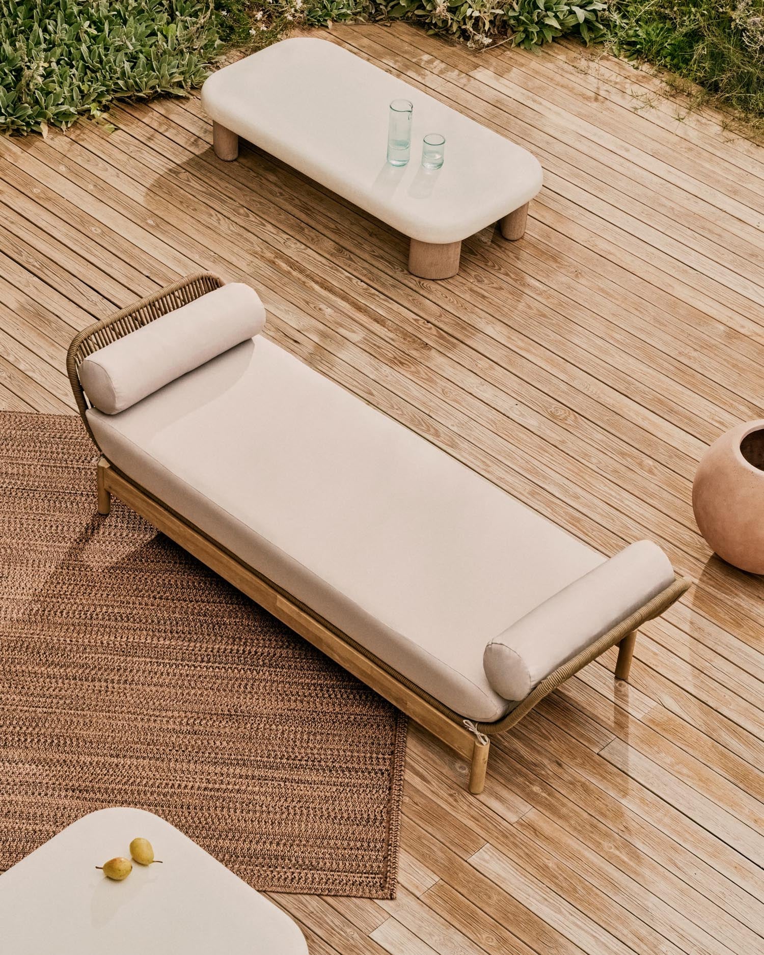 Stilvolles Catalina Daybed aus robustem Akazienholz und handgeflochtenem Seil in Beige – perfekt für entspannte Stunden im Freien.