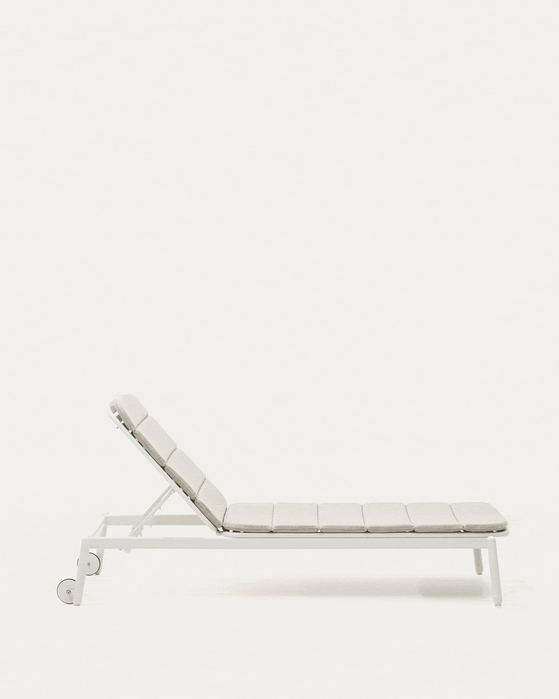 Elegante Marcona Sonnenliege aus Aluminium mit weissem Finish, verstellbarer Rückenlehne und Holzdetails für stilvollen Komfort.