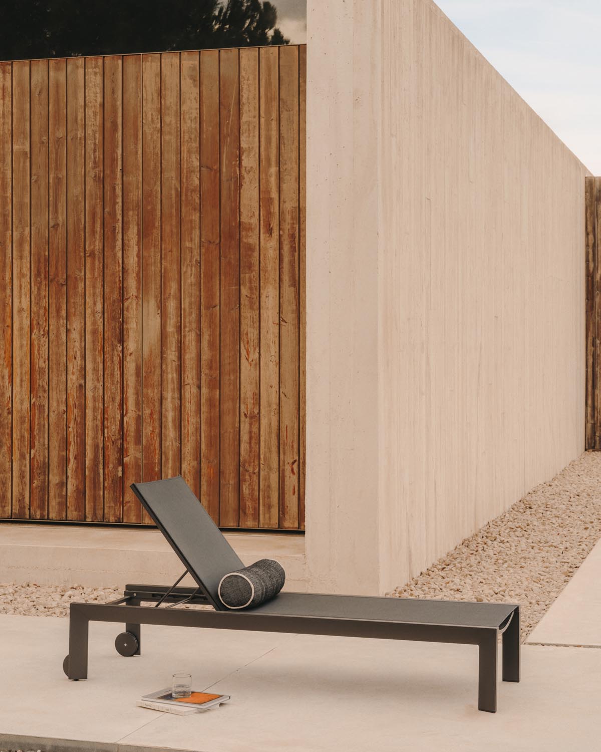 Eleganter Canutells Liegestuhl aus Aluminium in Dunkelgrau von Kave Home.