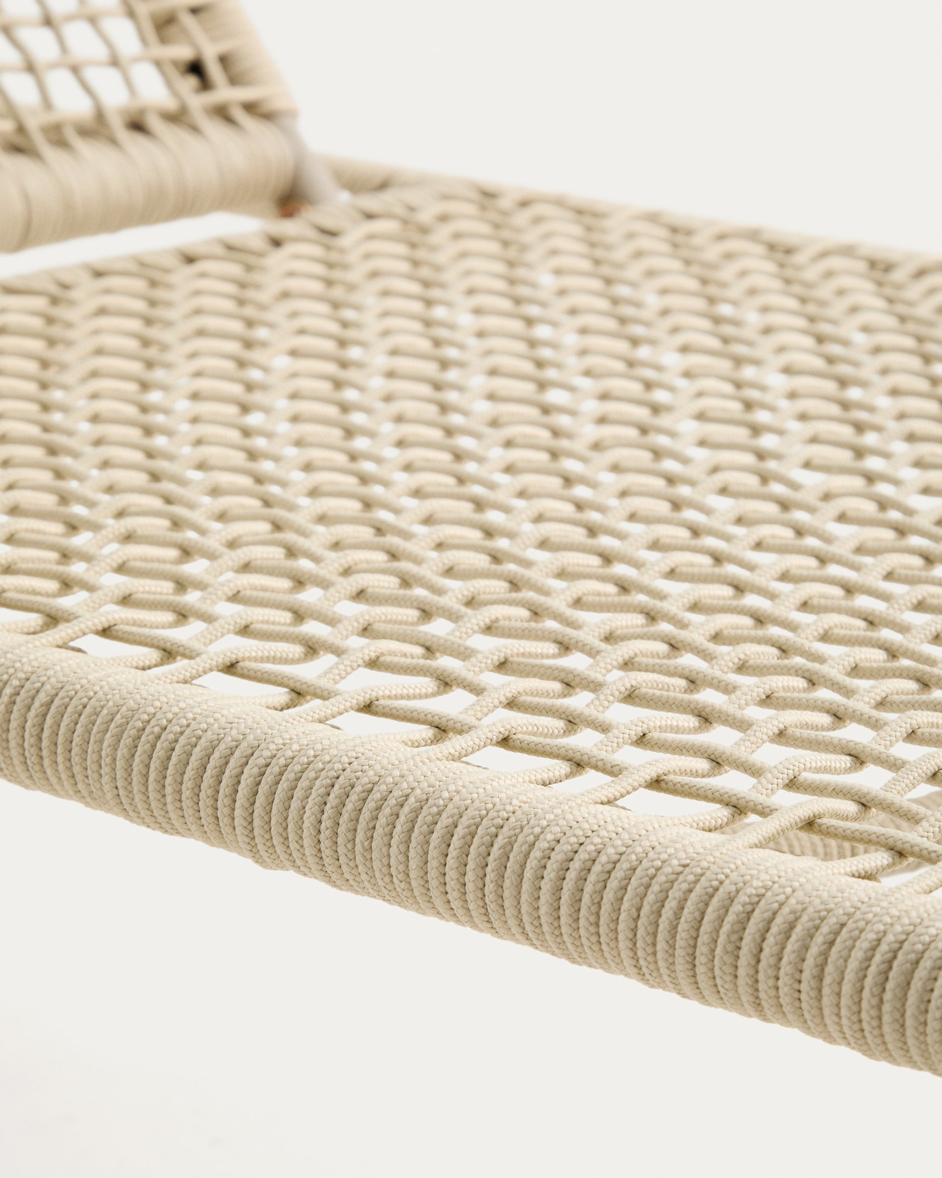 Sonnenliege Dandara mit Stahlgestell, ecrufarbenem Seil und Beinen aus massivem Akazienholz FSC 100 % in Ecru präsentiert im Onlineshop von KAQTU Design AG. Liegestuhl ist von Kave Home