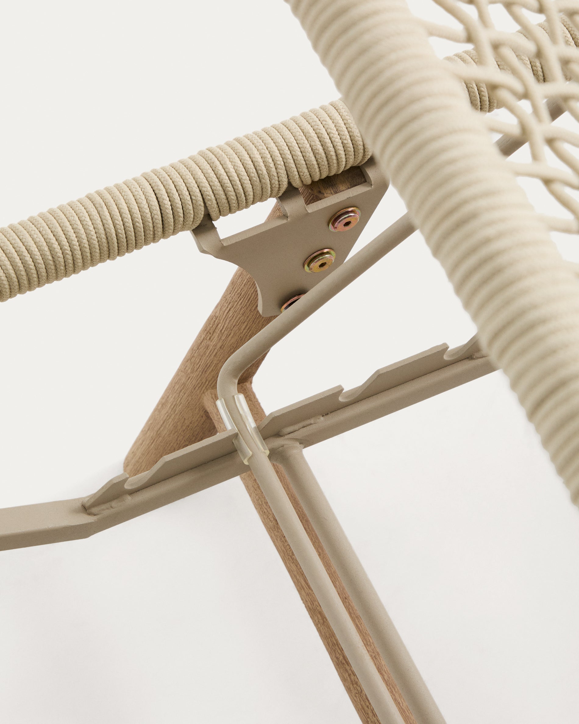 Sonnenliege Dandara mit Stahlgestell, ecrufarbenem Seil und Beinen aus massivem Akazienholz FSC 100 % in Ecru präsentiert im Onlineshop von KAQTU Design AG. Liegestuhl ist von Kave Home